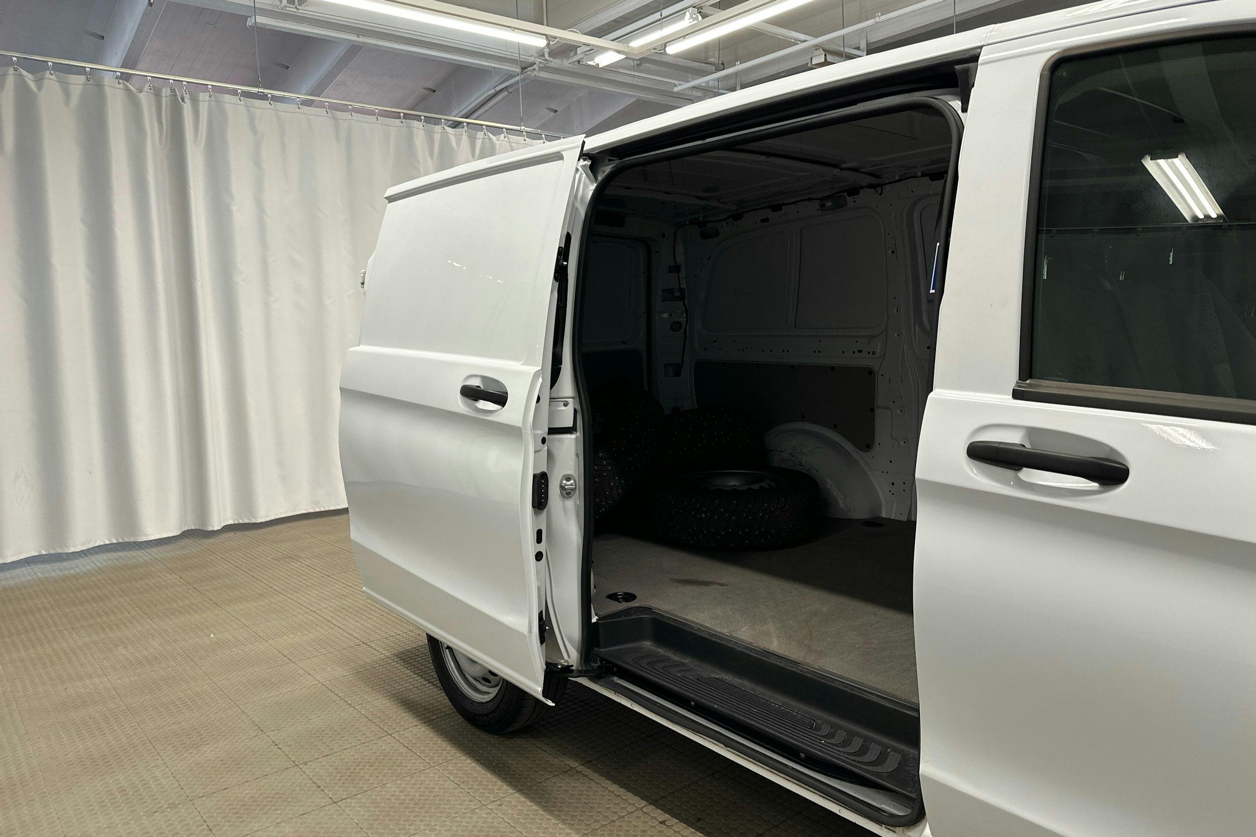 valkoinen Mercedes-Benz Vito 2021 kuva 20.