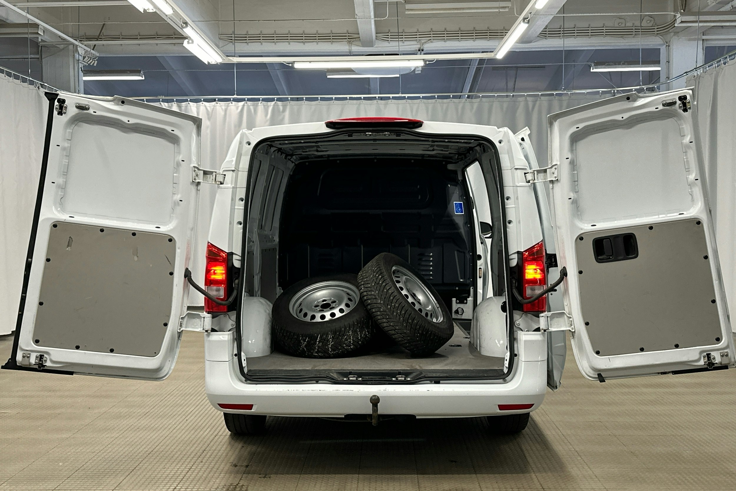 valkoinen Mercedes-Benz Vito 2021 kuva 22.