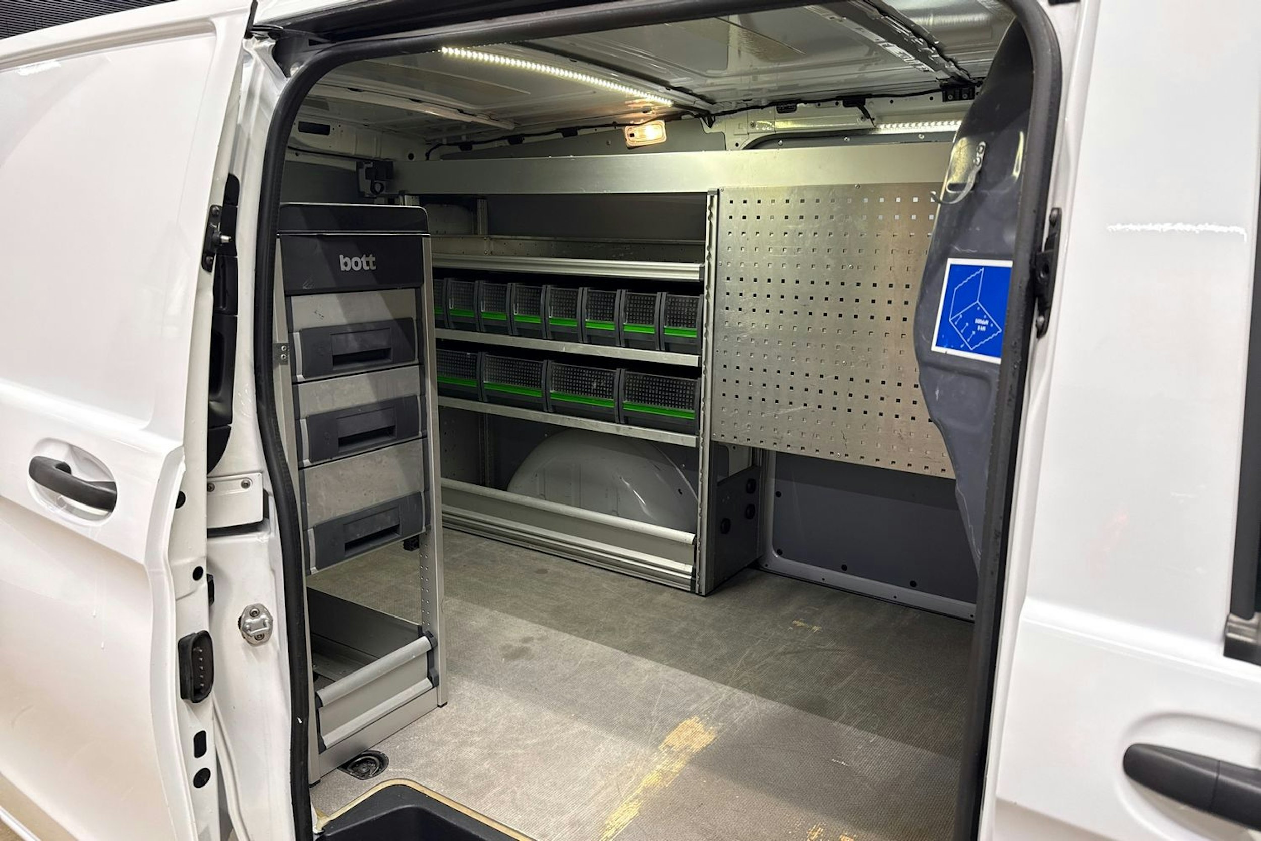 valkoinen Mercedes-Benz Vito 2021 kuva 25.