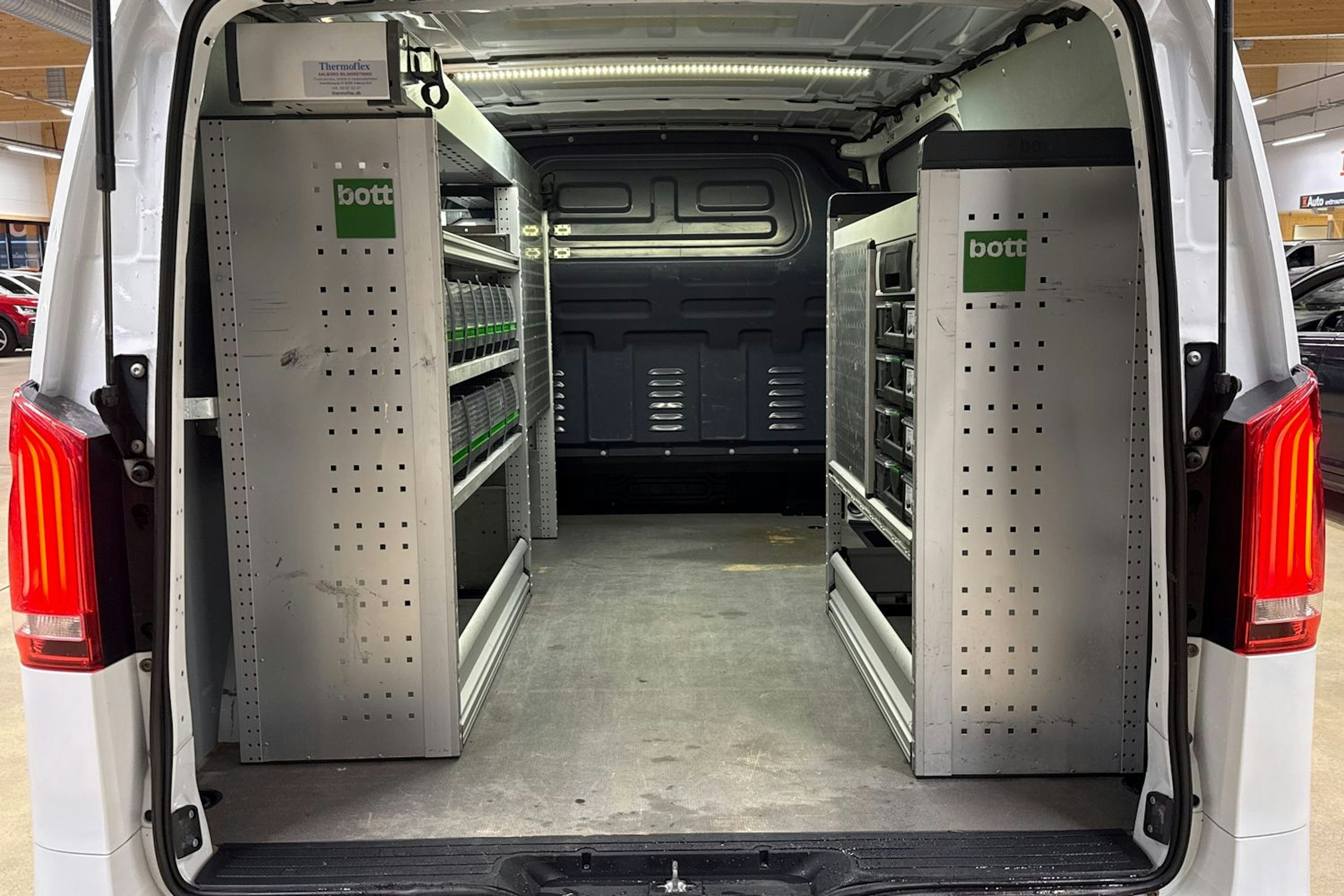 valkoinen Mercedes-Benz Vito 2021 kuva 26.