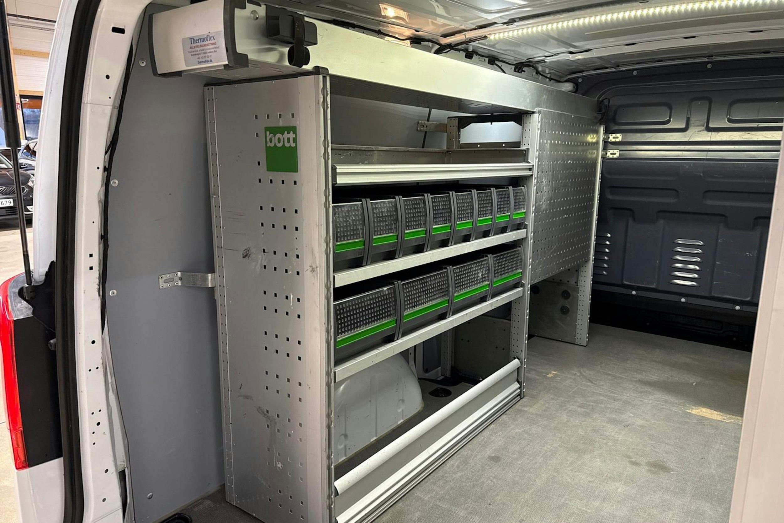 valkoinen Mercedes-Benz Vito 2021 kuva 28.