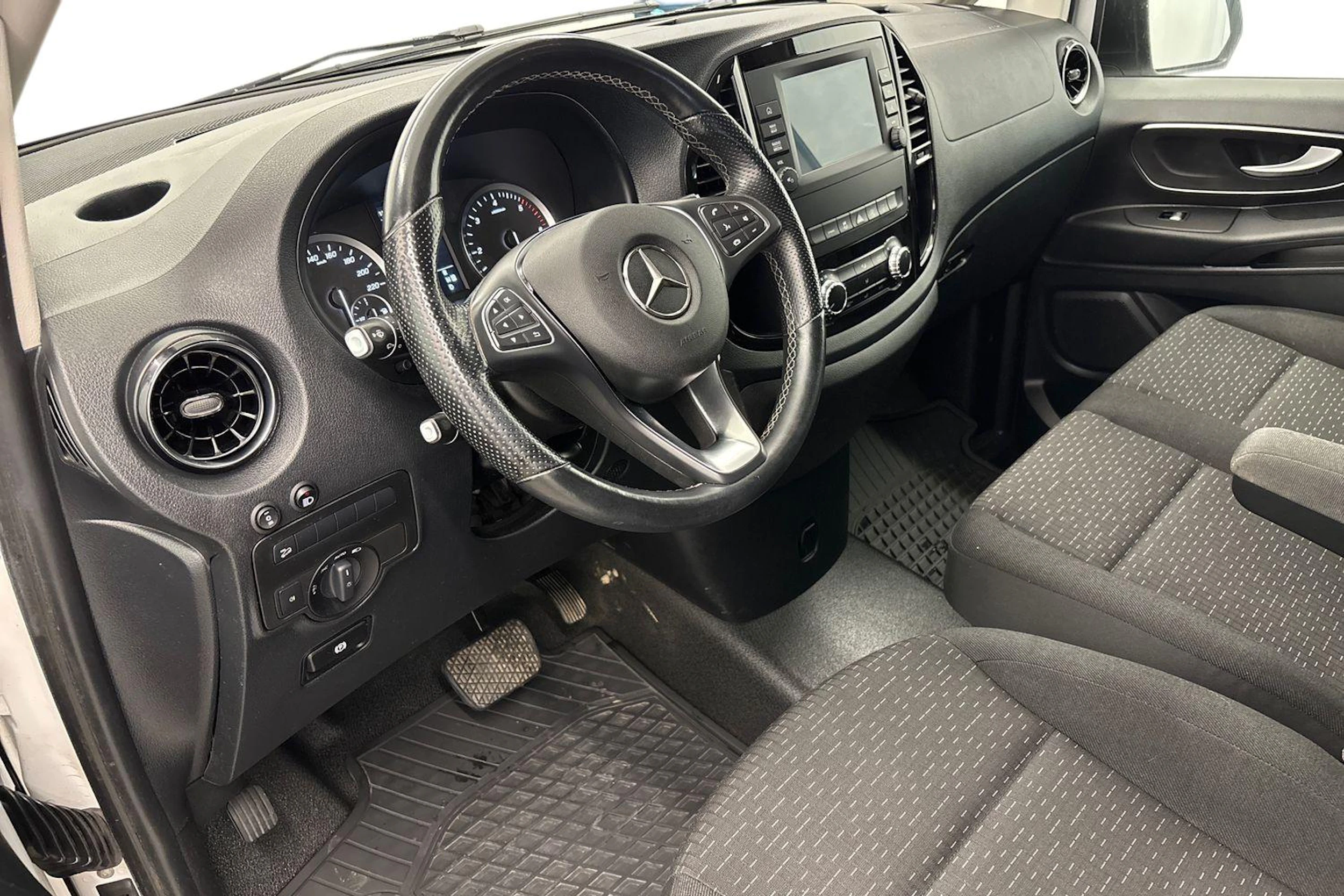 valkoinen Mercedes-Benz Vito 2021 kuva 8.