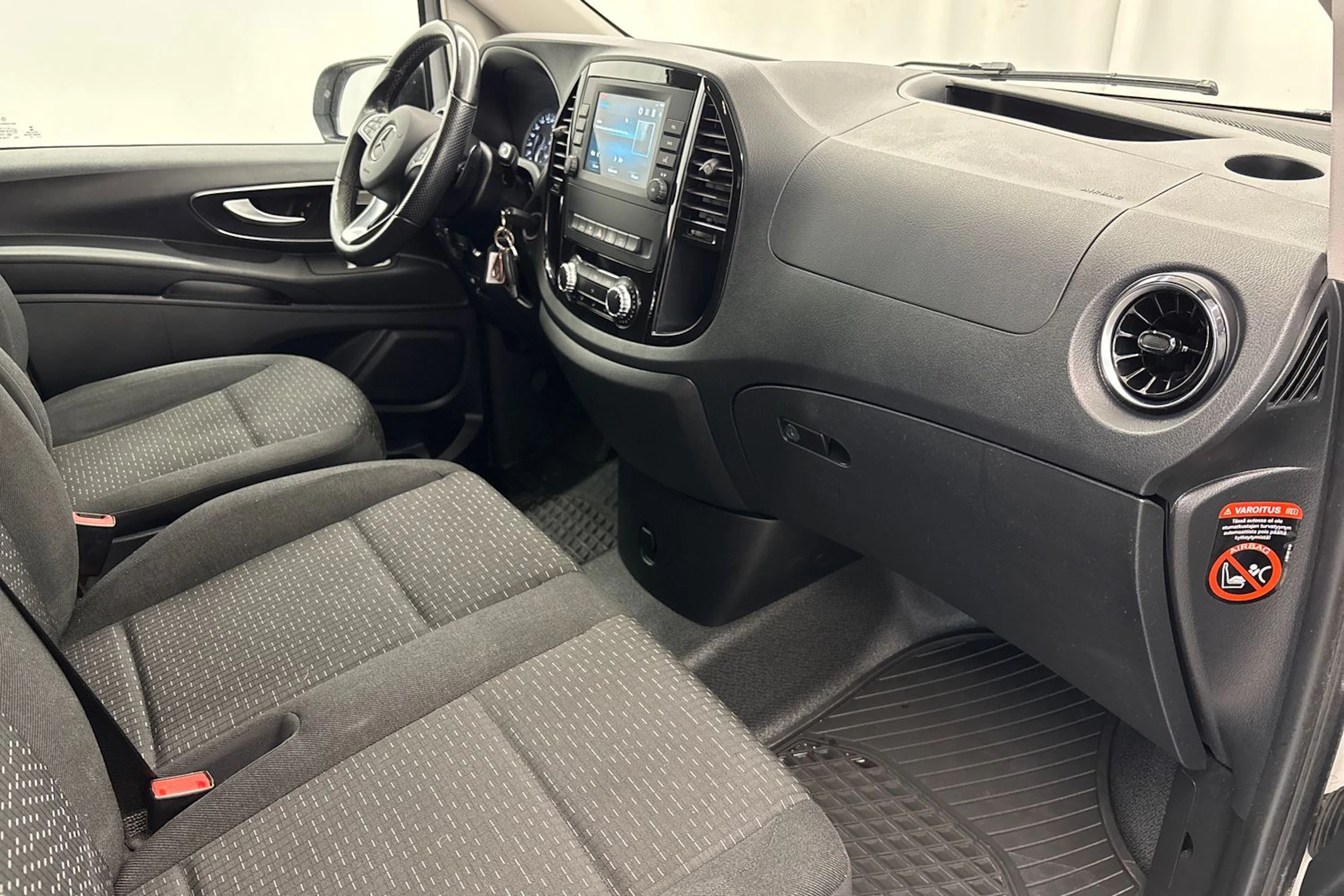 valkoinen Mercedes-Benz Vito 2021 kuva 20.