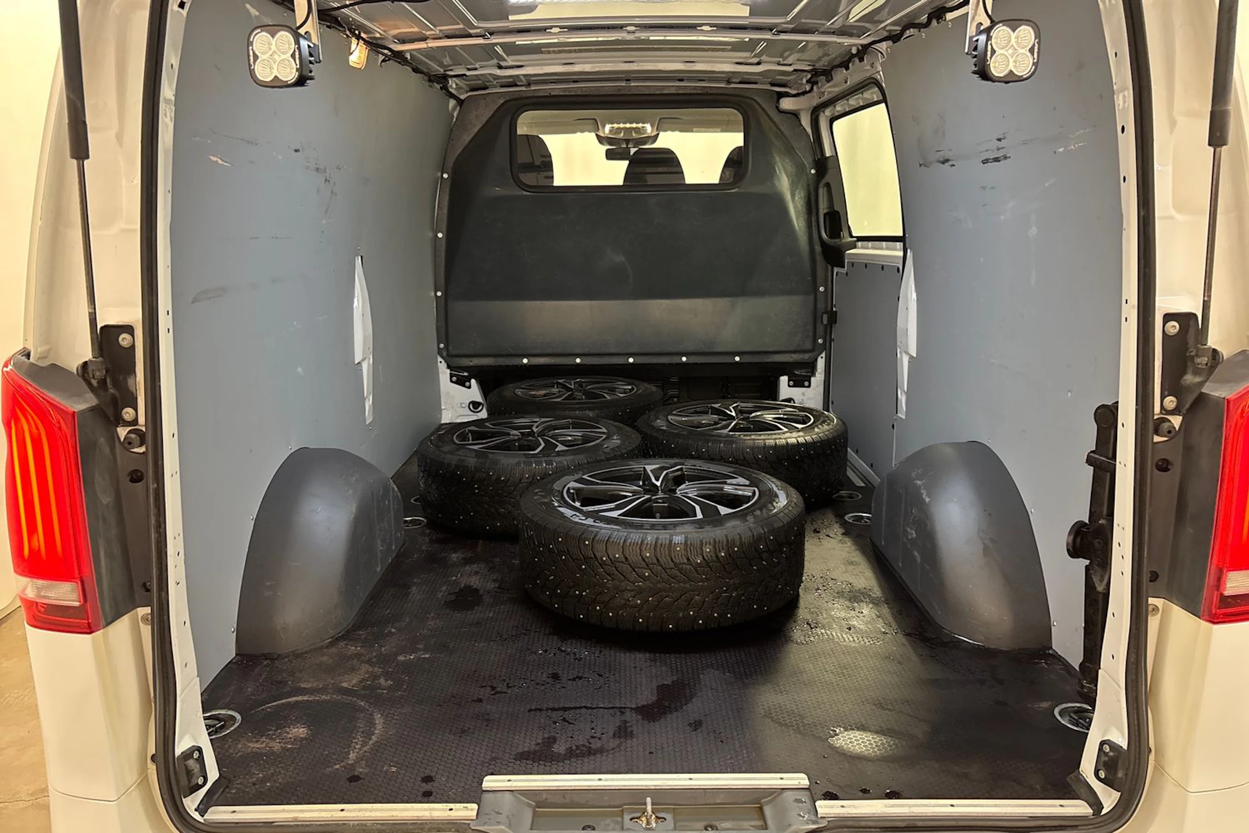 valkoinen Mercedes-Benz Vito 2021 kuva 24.