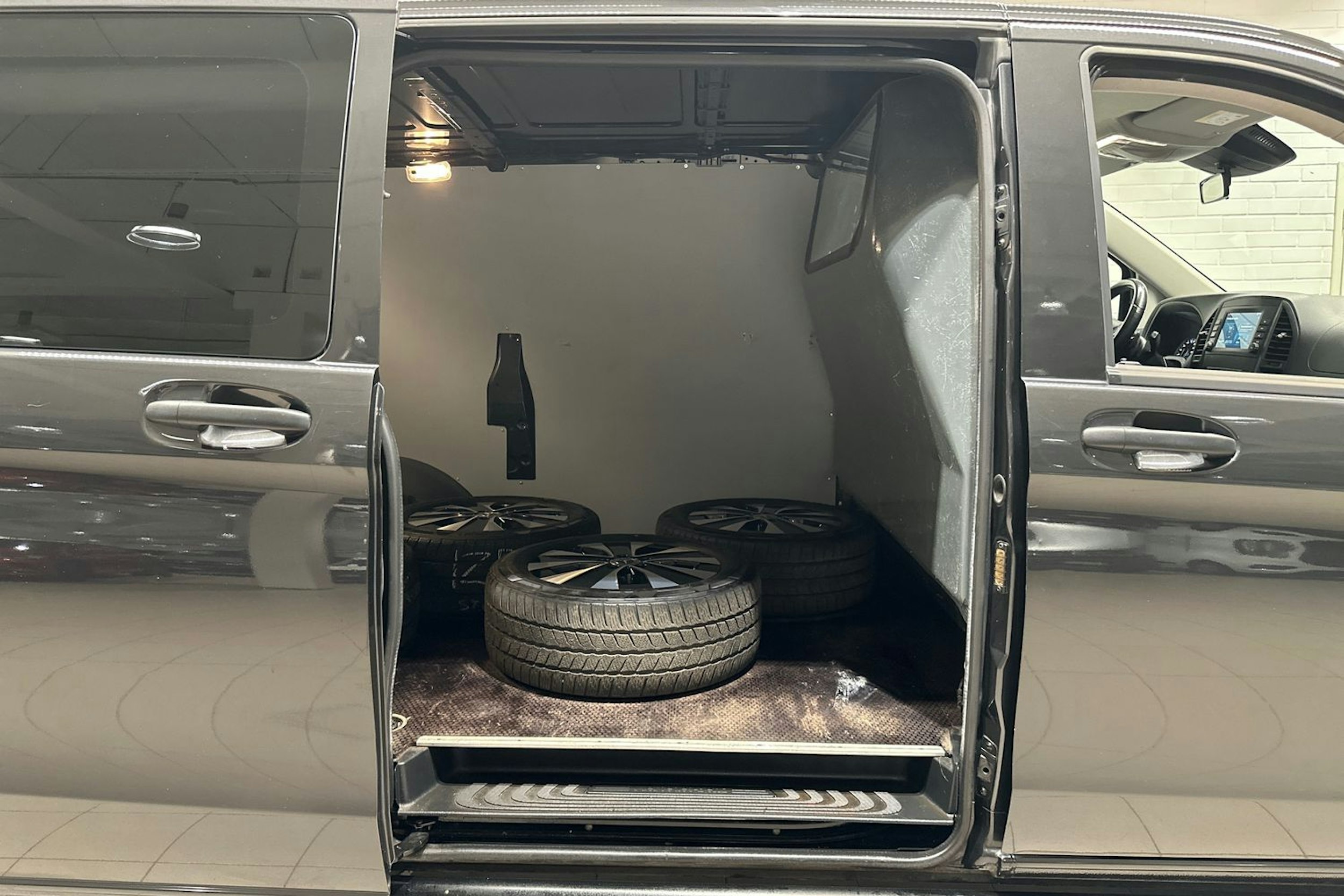 harmaa Mercedes-Benz Vito 2021 kuva 24.