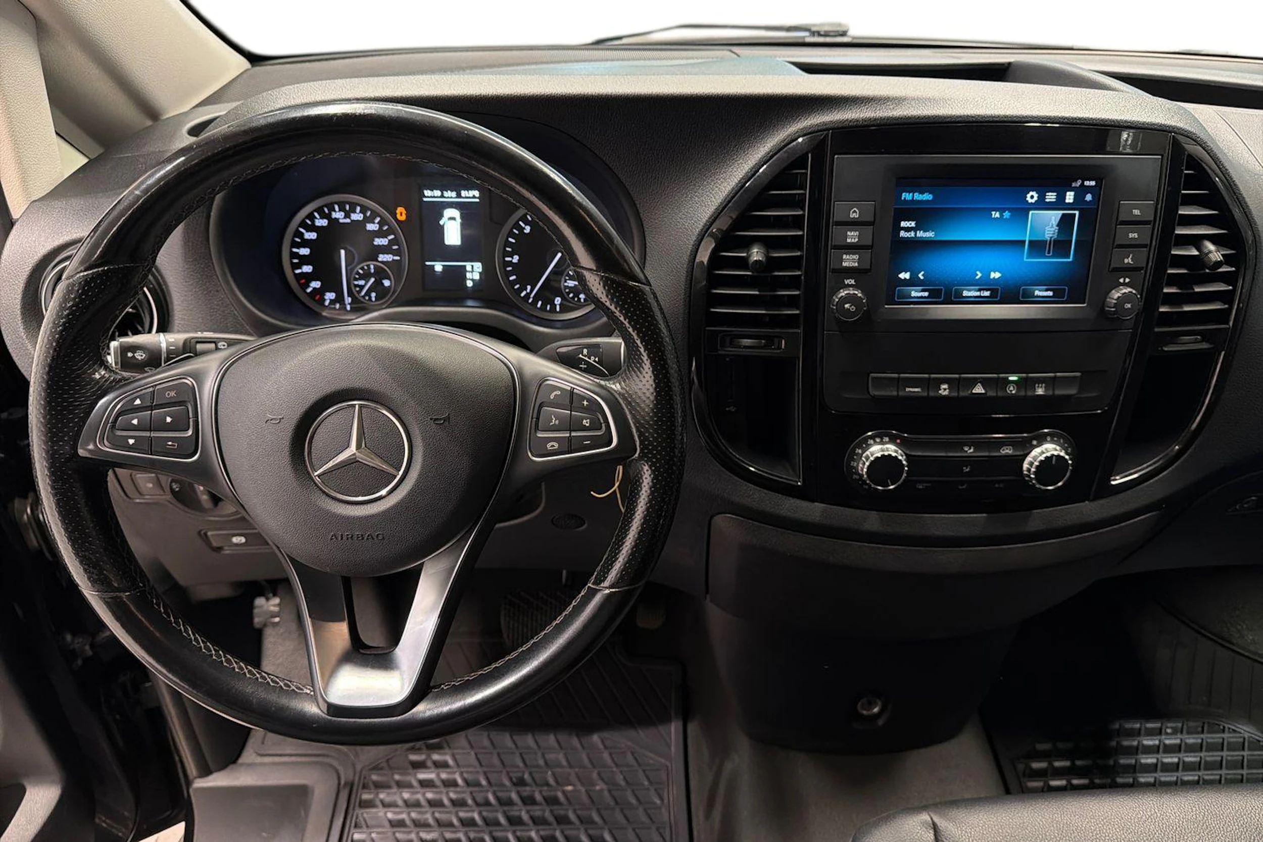 Musta Mercedes-Benz Vito 2021 kuva 9.