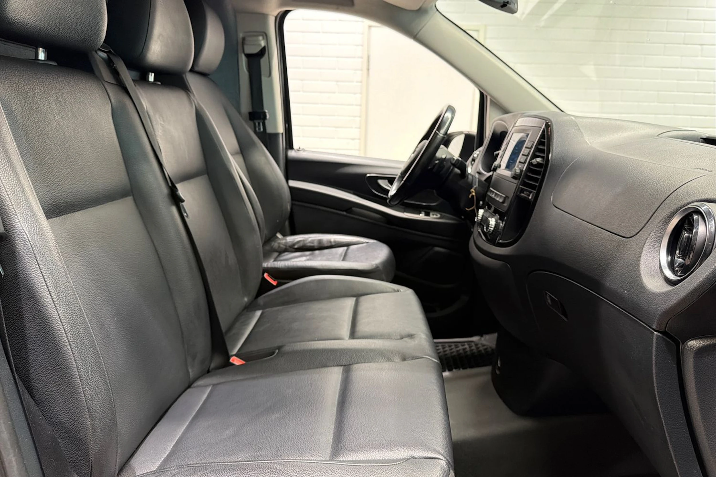 Musta Mercedes-Benz Vito 2021 kuva 22.