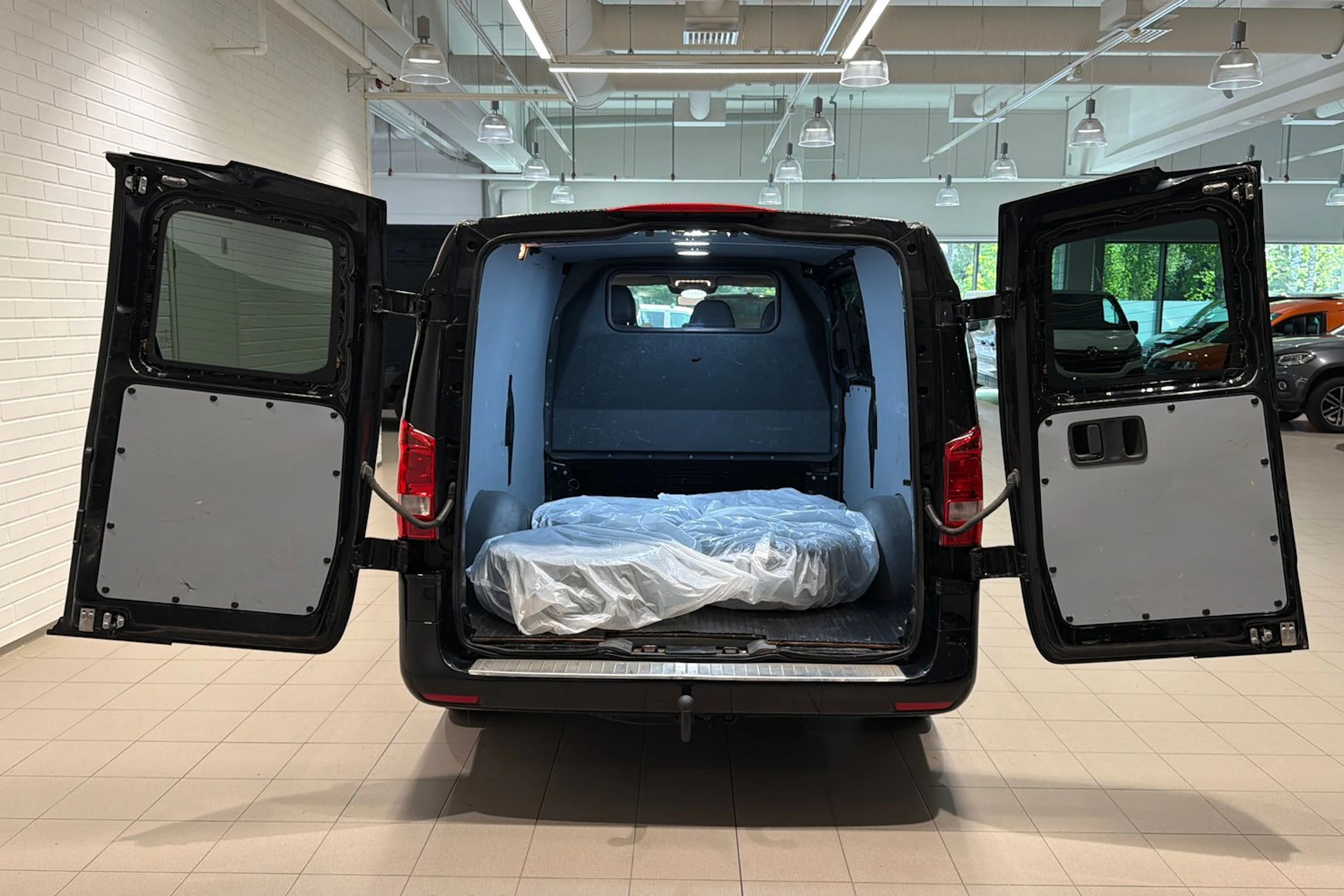 Musta Mercedes-Benz Vito 2021 kuva 25.