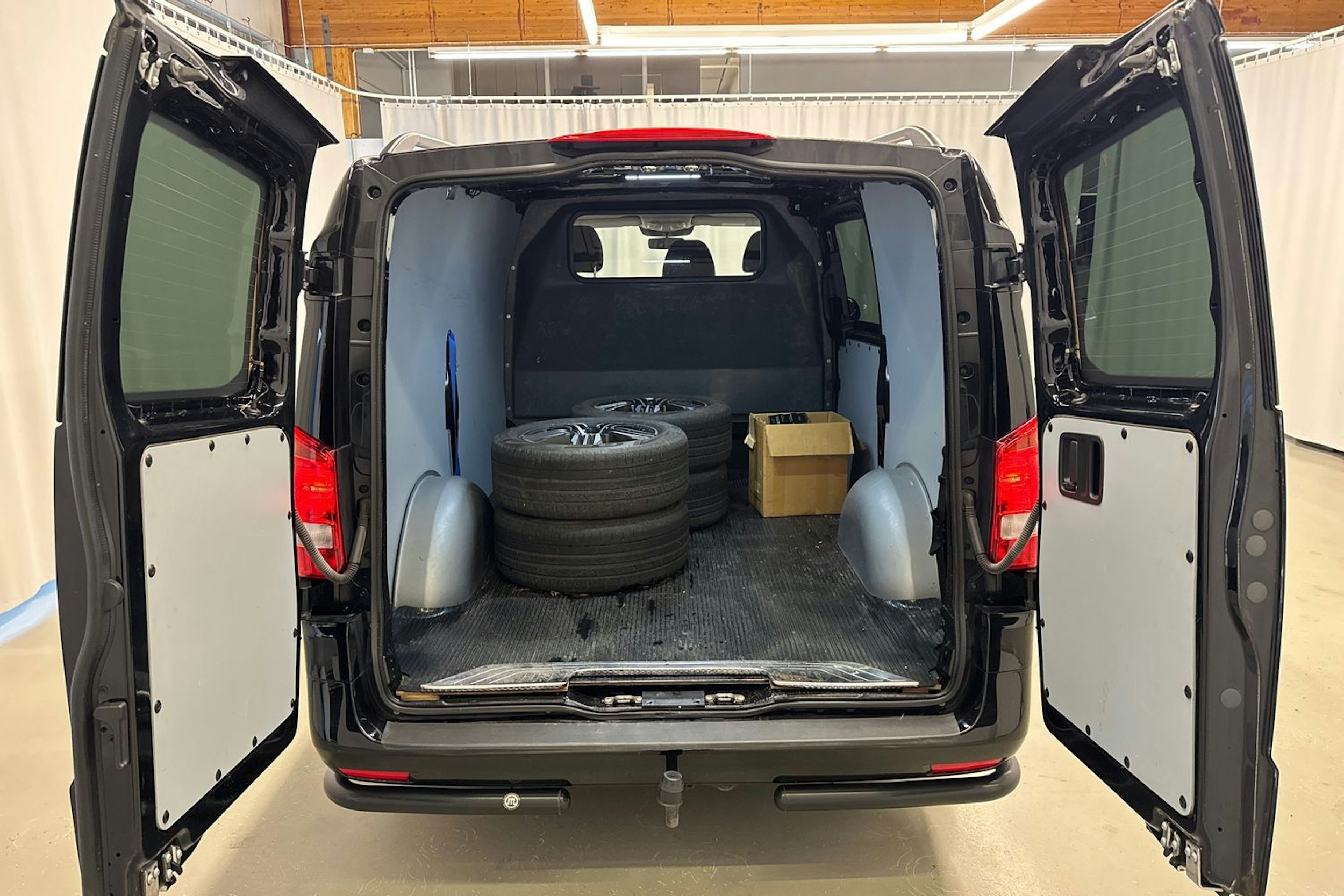 musta Mercedes-Benz Vito 2021 kuva 28.