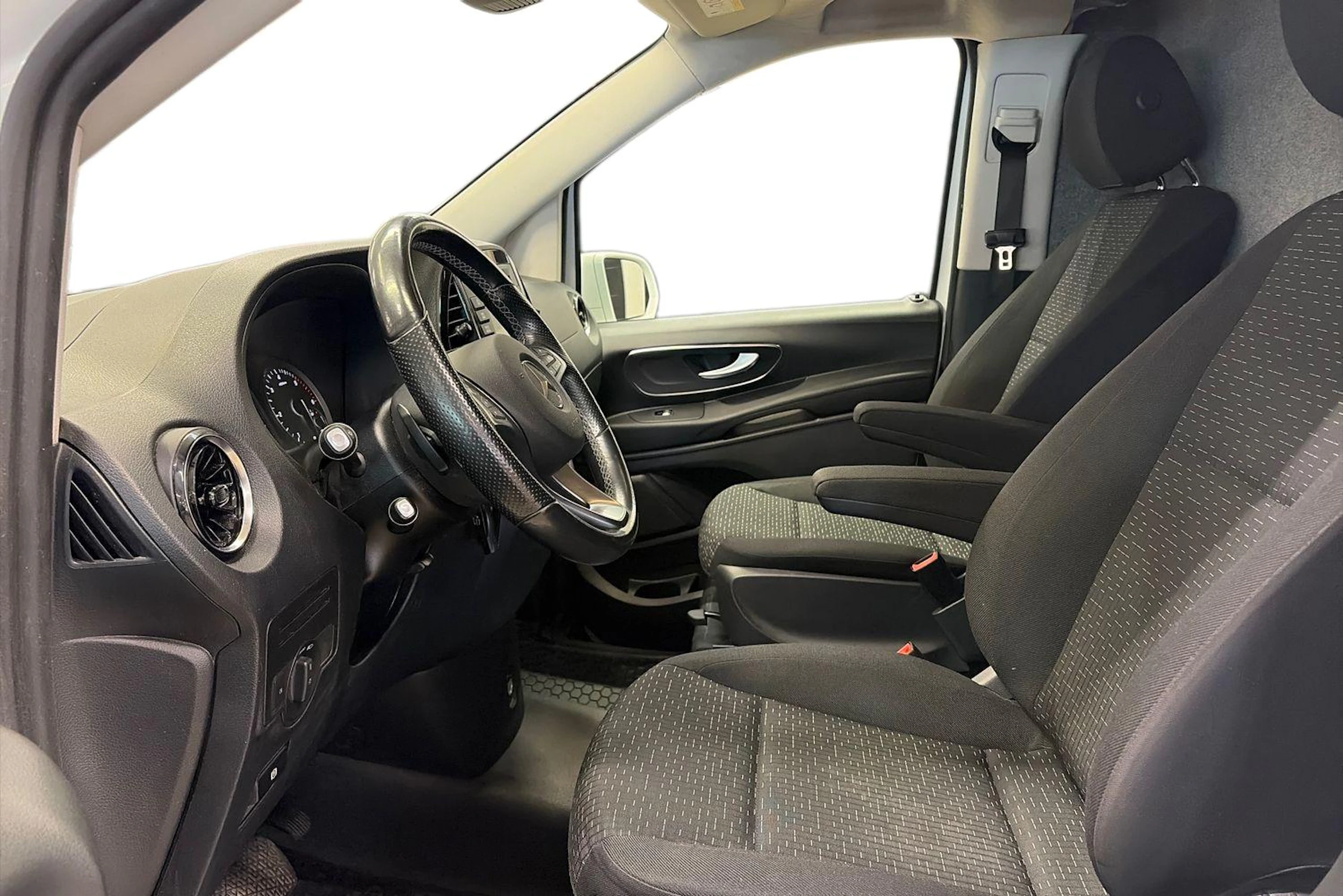 valkoinen Mercedes-Benz Vito 2021 kuva 8.