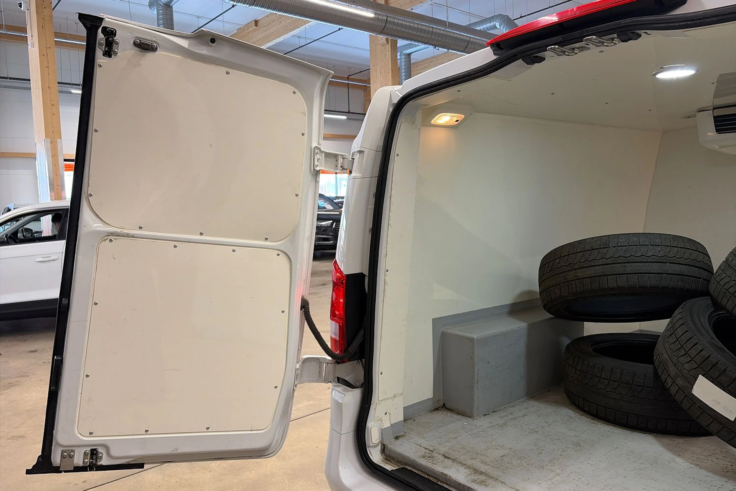 valkoinen Mercedes-Benz Vito 2021 kuva 18.