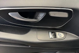 valkoinen Mercedes-Benz Vito 2021 kuva 21.