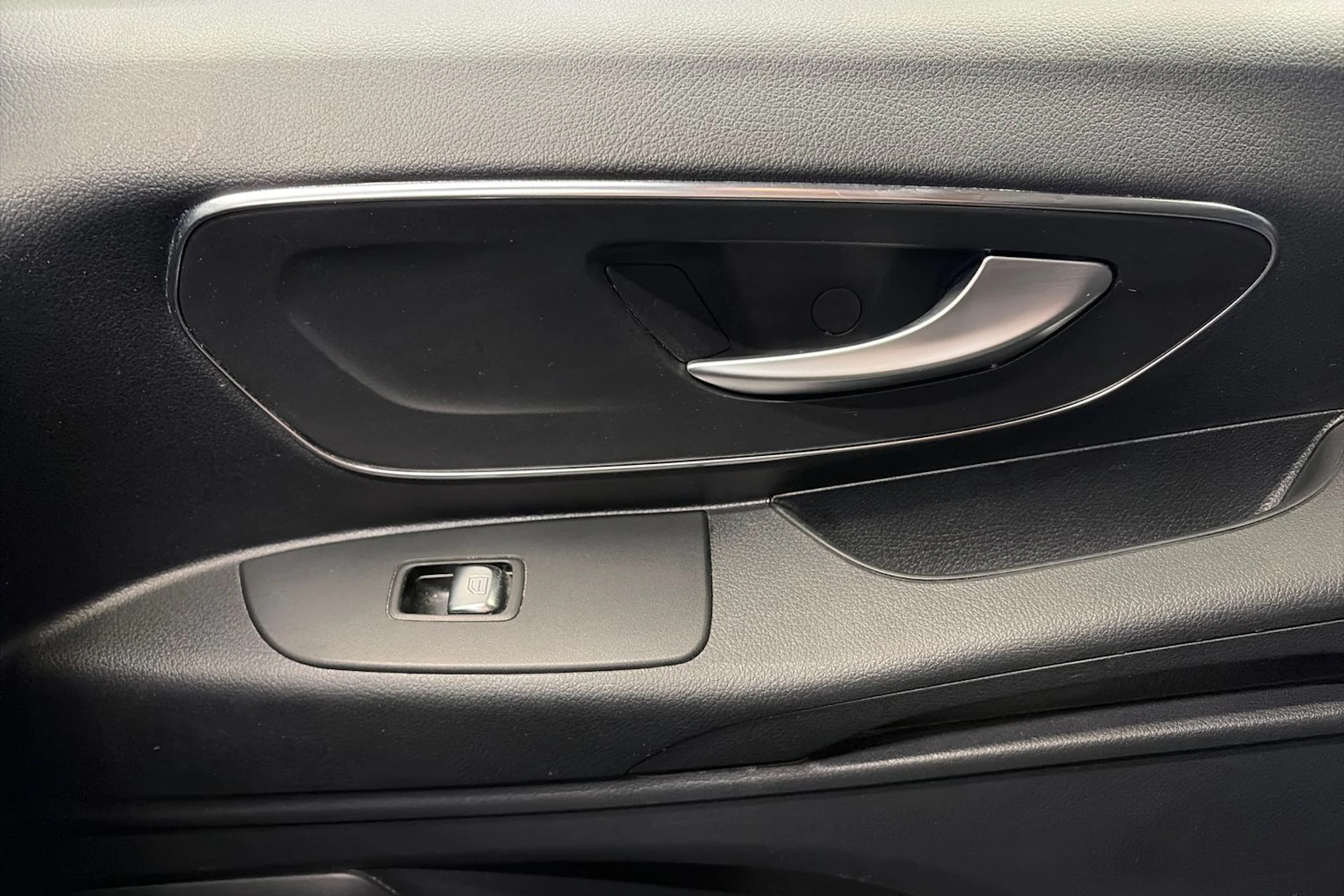 valkoinen Mercedes-Benz Vito 2021 kuva 30.