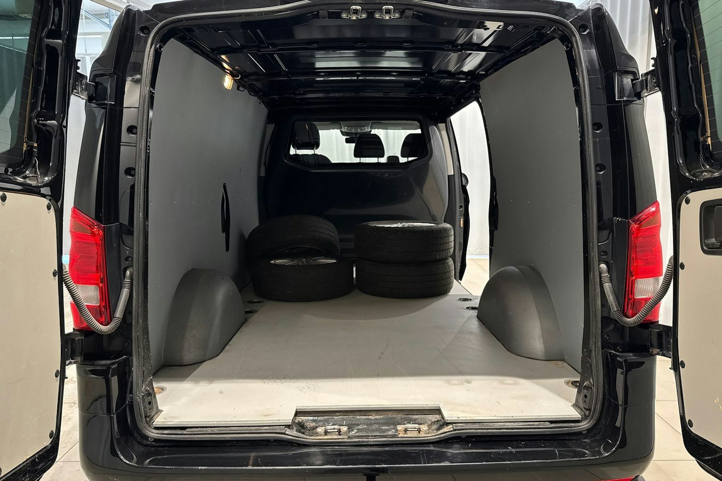 musta Mercedes-Benz Vito 2021 kuva 16.
