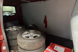 Punainen Mercedes-Benz VITO 2021 kuva 13.
