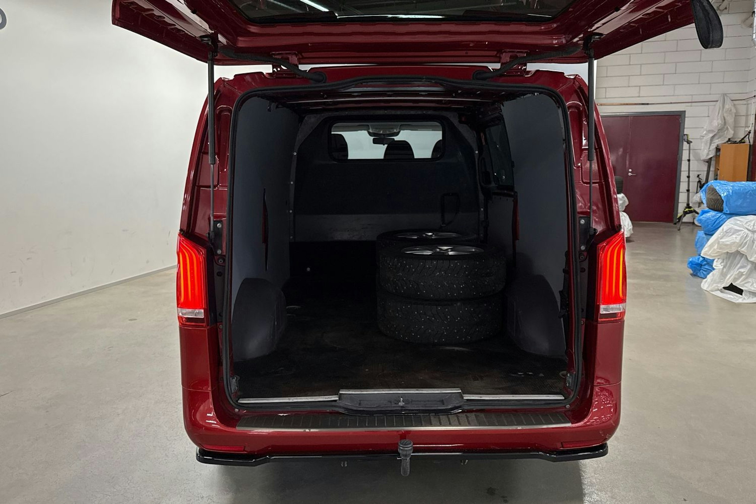 Punainen Mercedes-Benz VITO 2021 kuva 14.