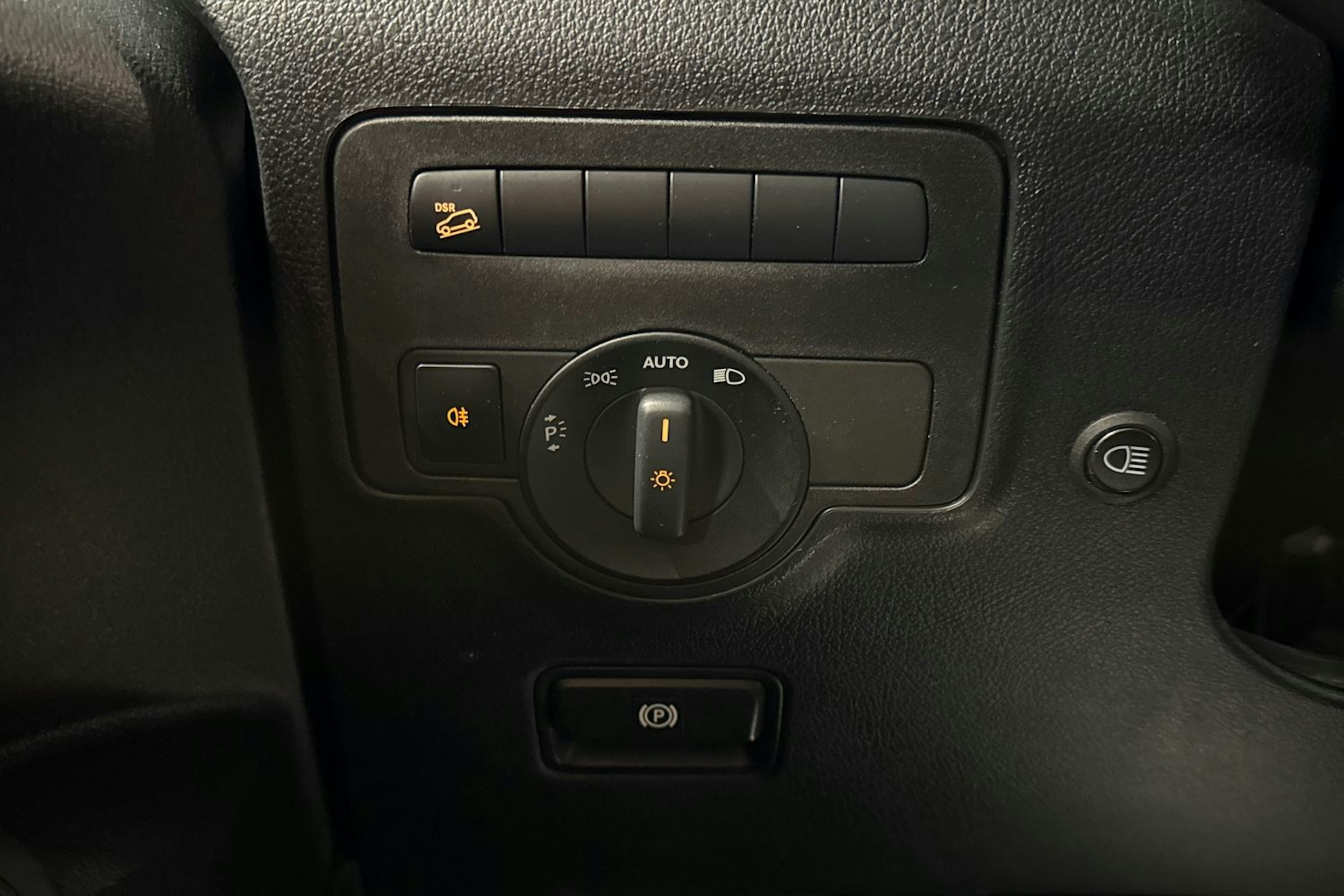 Punainen Mercedes-Benz VITO 2021 kuva 17.