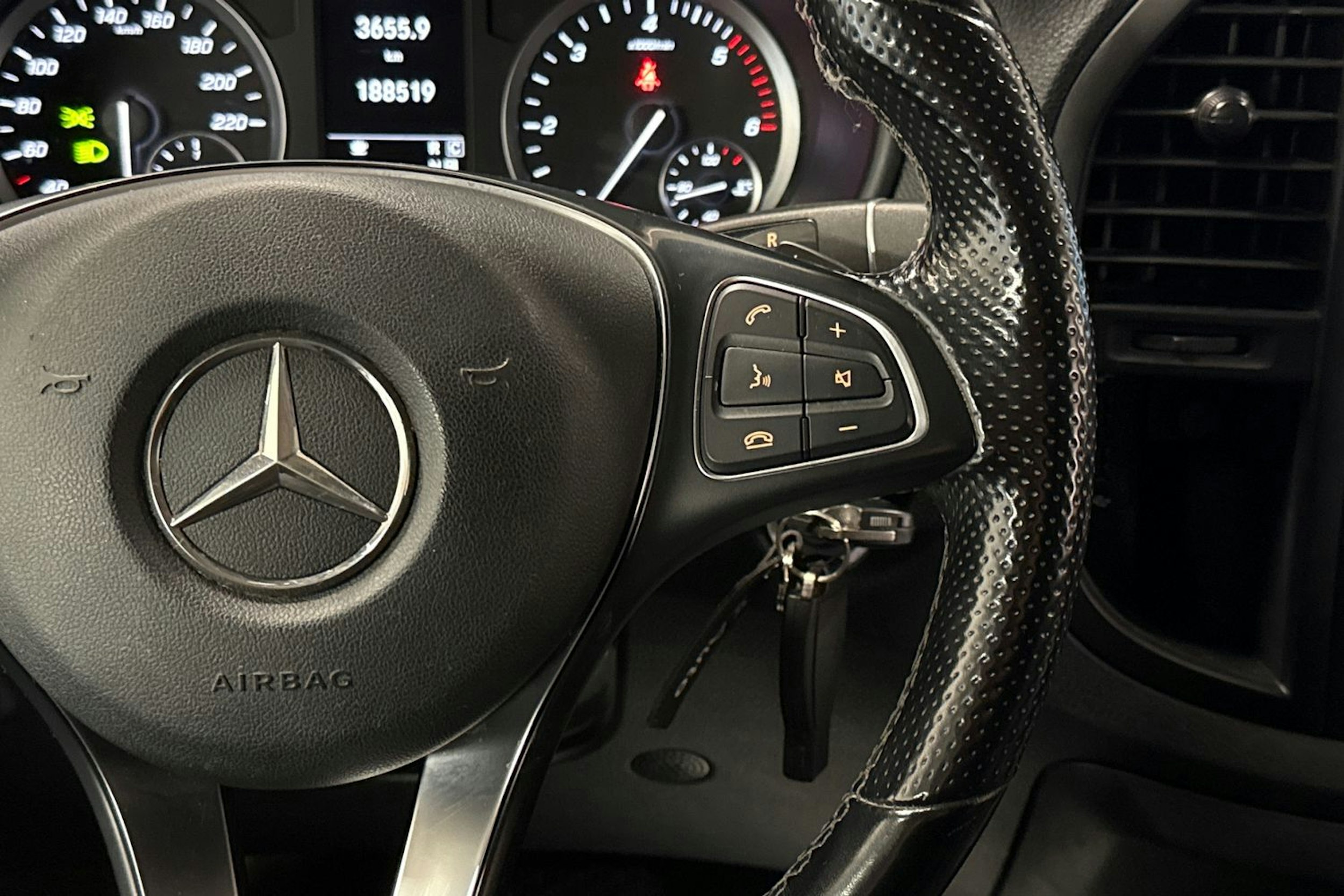 Punainen Mercedes-Benz VITO 2021 kuva 19.