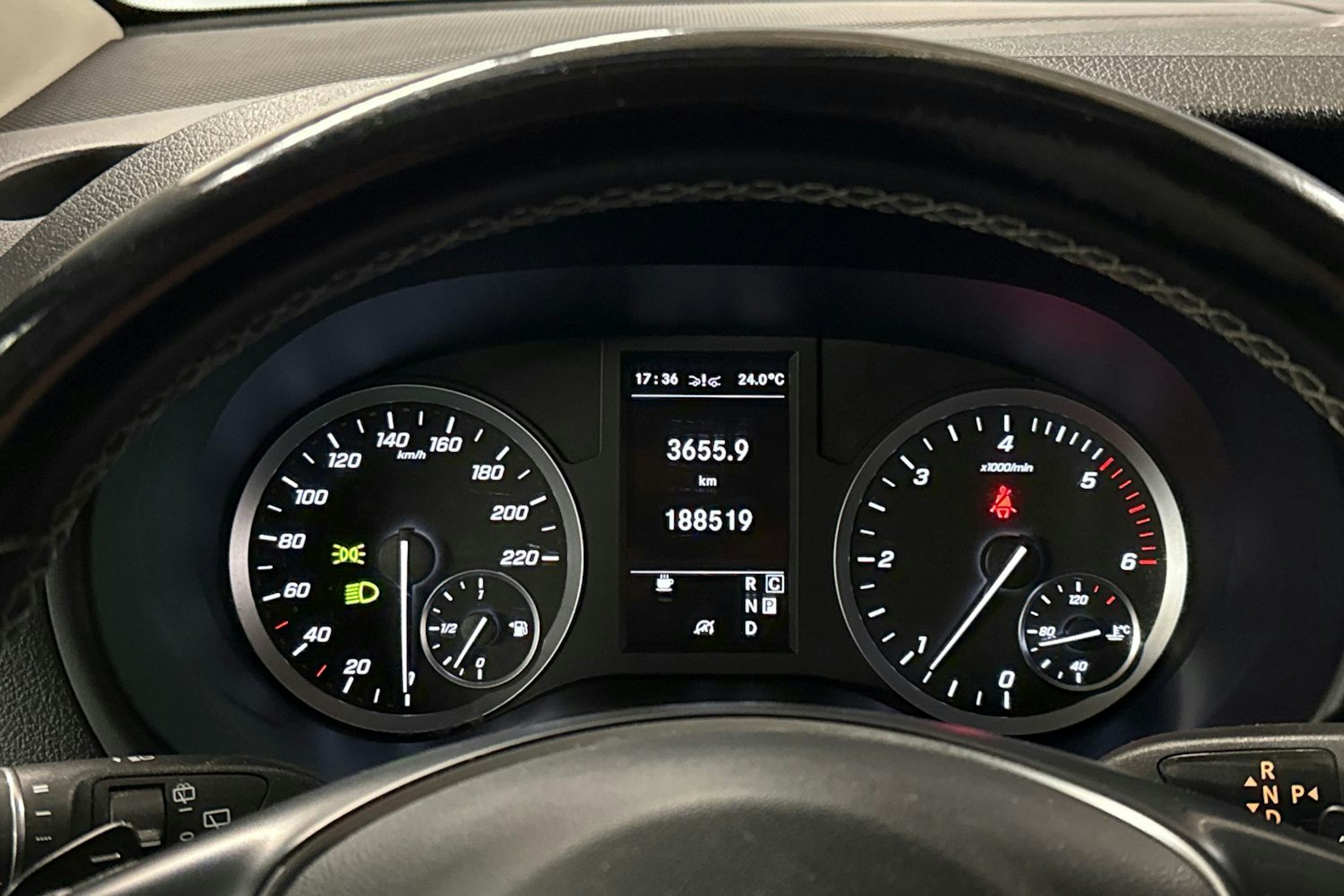 Punainen Mercedes-Benz VITO 2021 kuva 20.