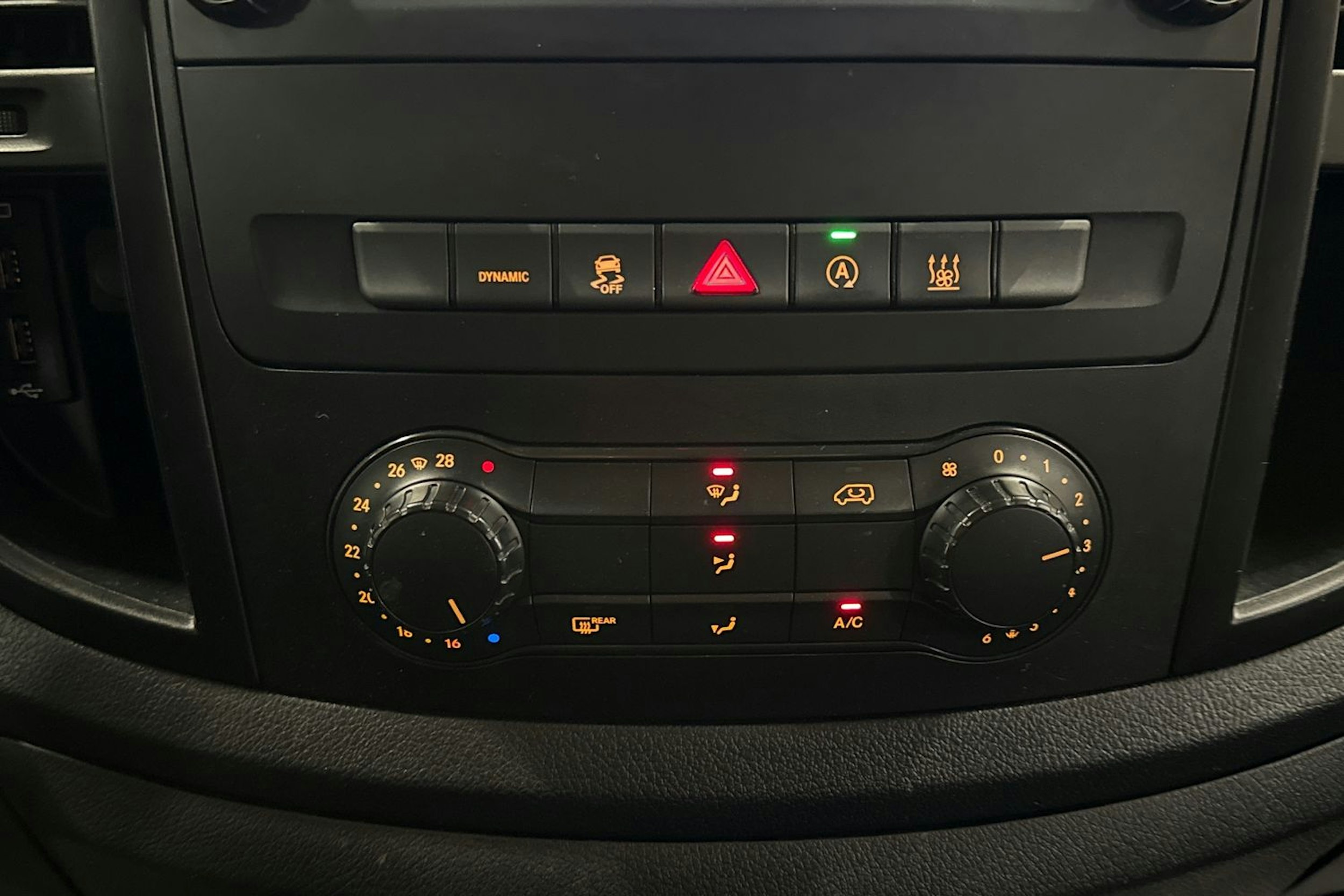 Punainen Mercedes-Benz VITO 2021 kuva 23.