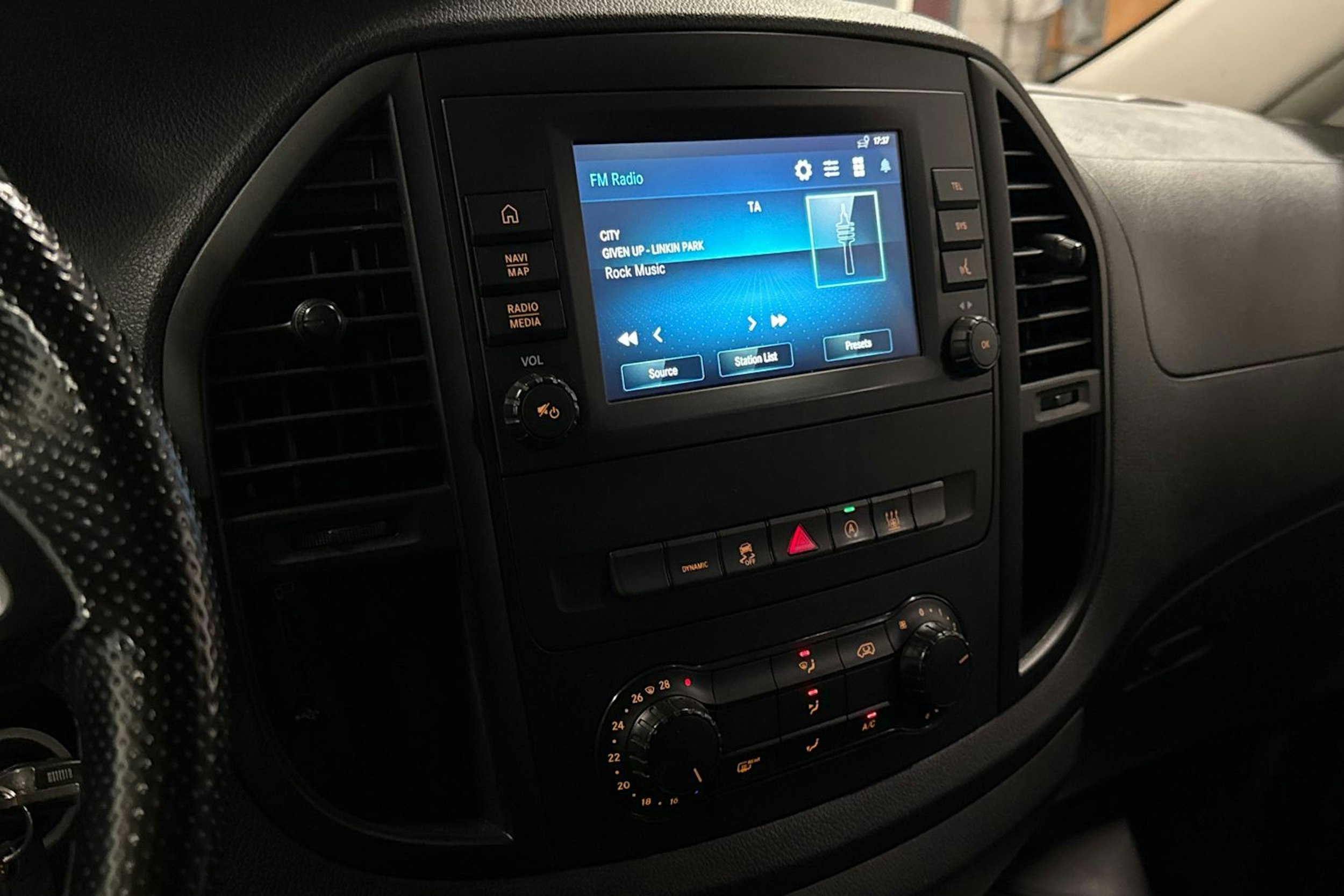 Punainen Mercedes-Benz VITO 2021 kuva 24.
