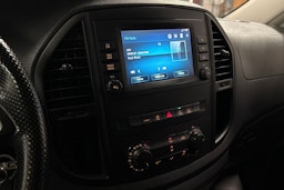 Punainen Mercedes-Benz VITO 2021 kuva 24.