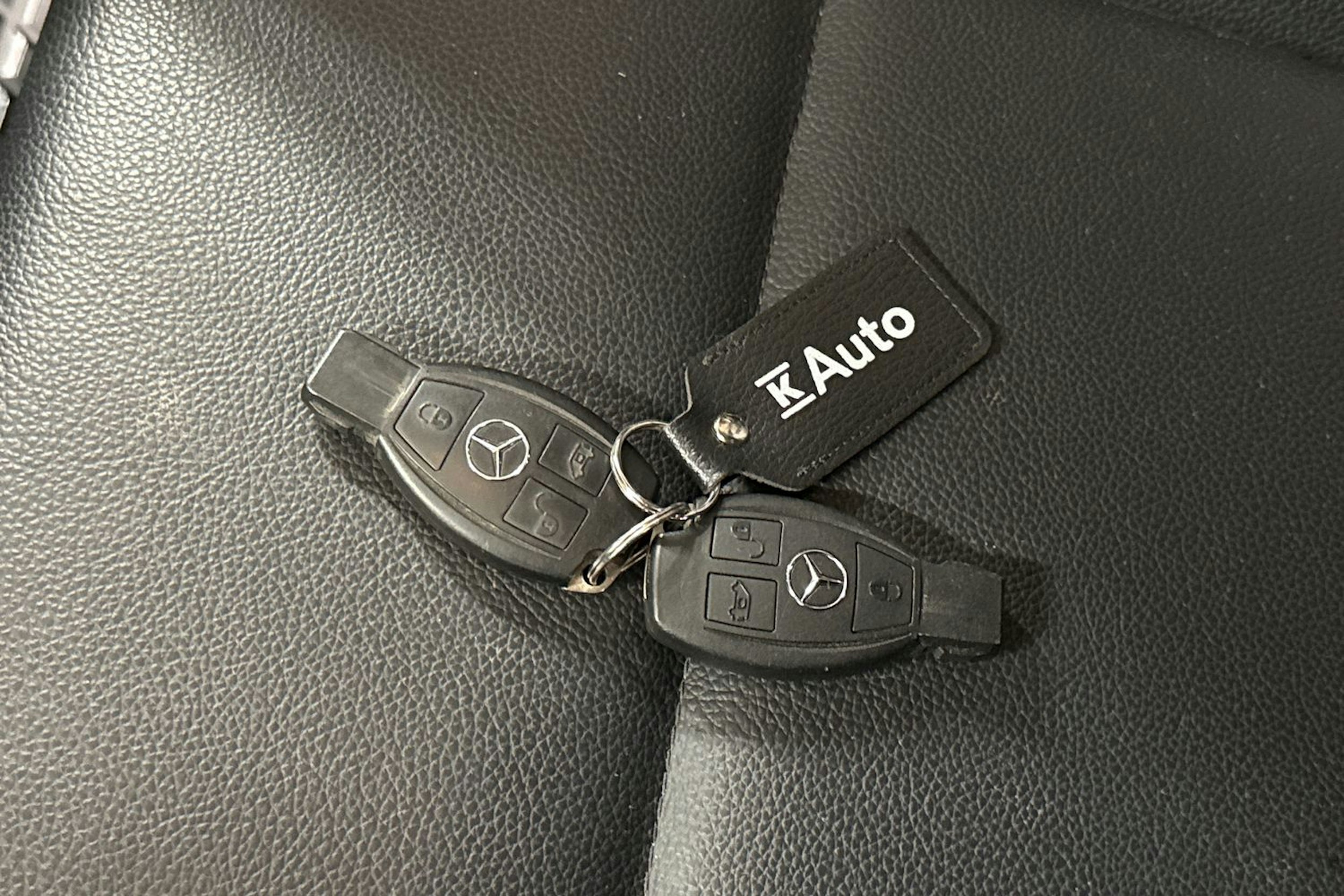 Punainen Mercedes-Benz VITO 2021 kuva 25.