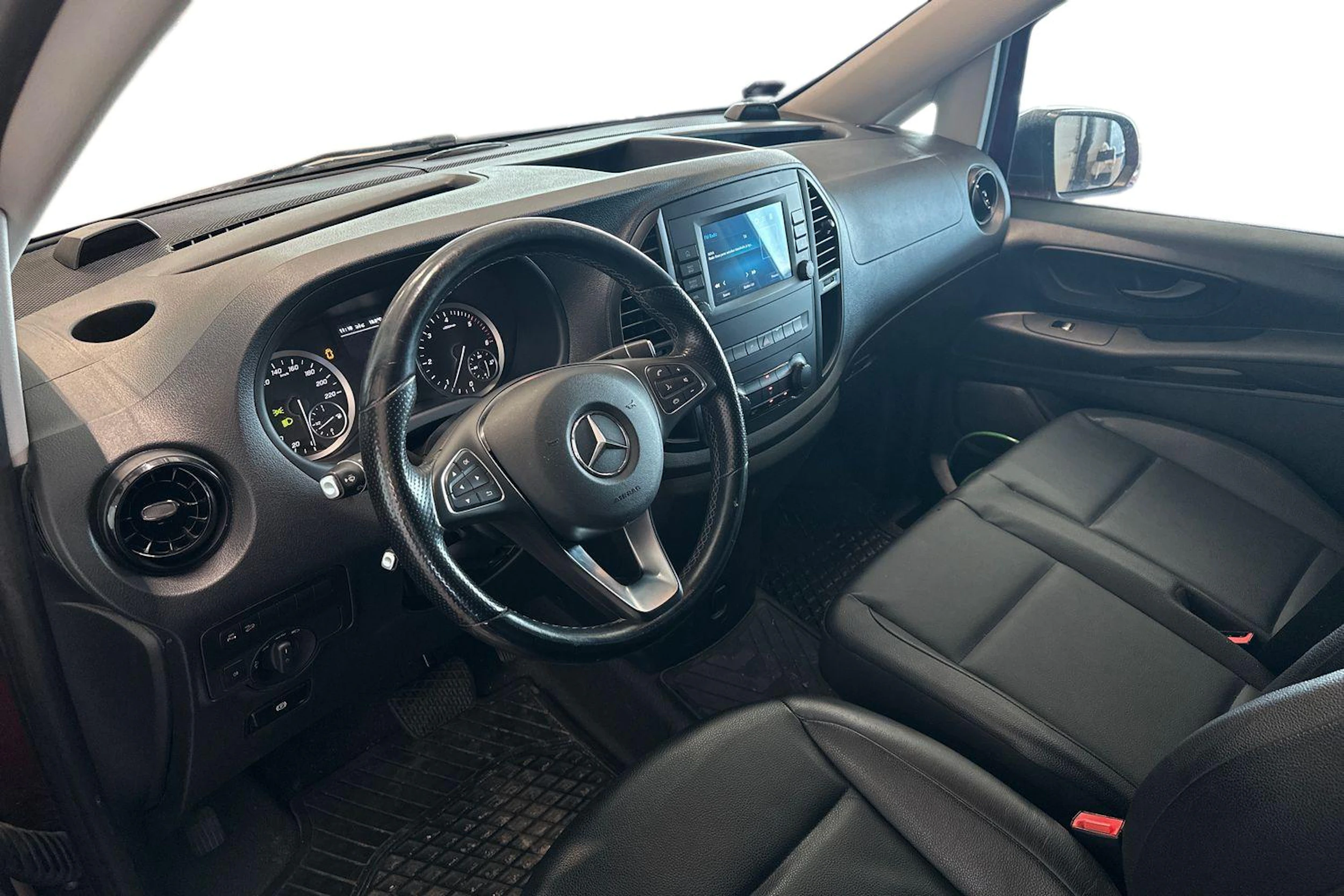 punainen Mercedes-Benz Vito 2021 kuva 3.
