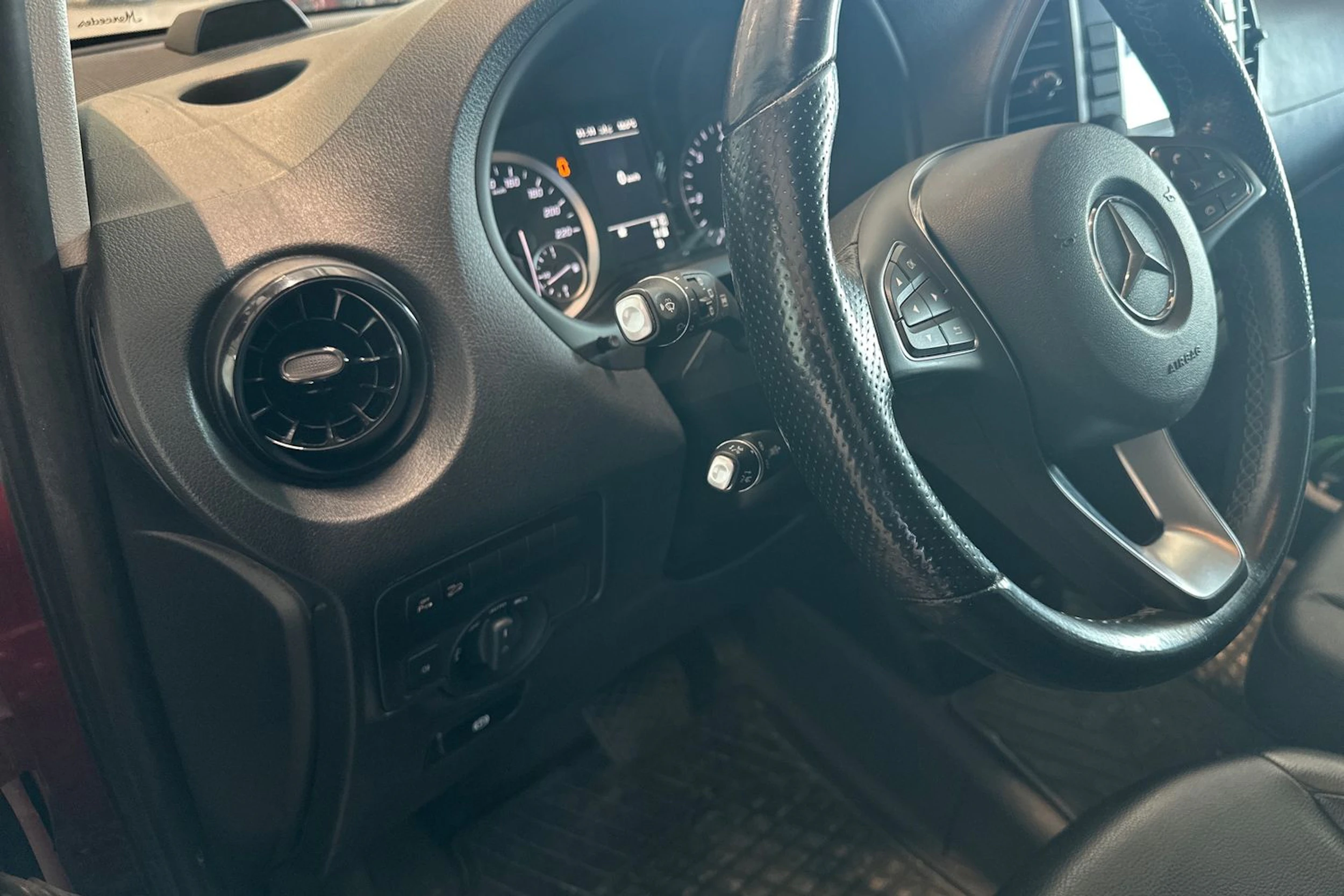 punainen Mercedes-Benz Vito 2021 kuva 4.