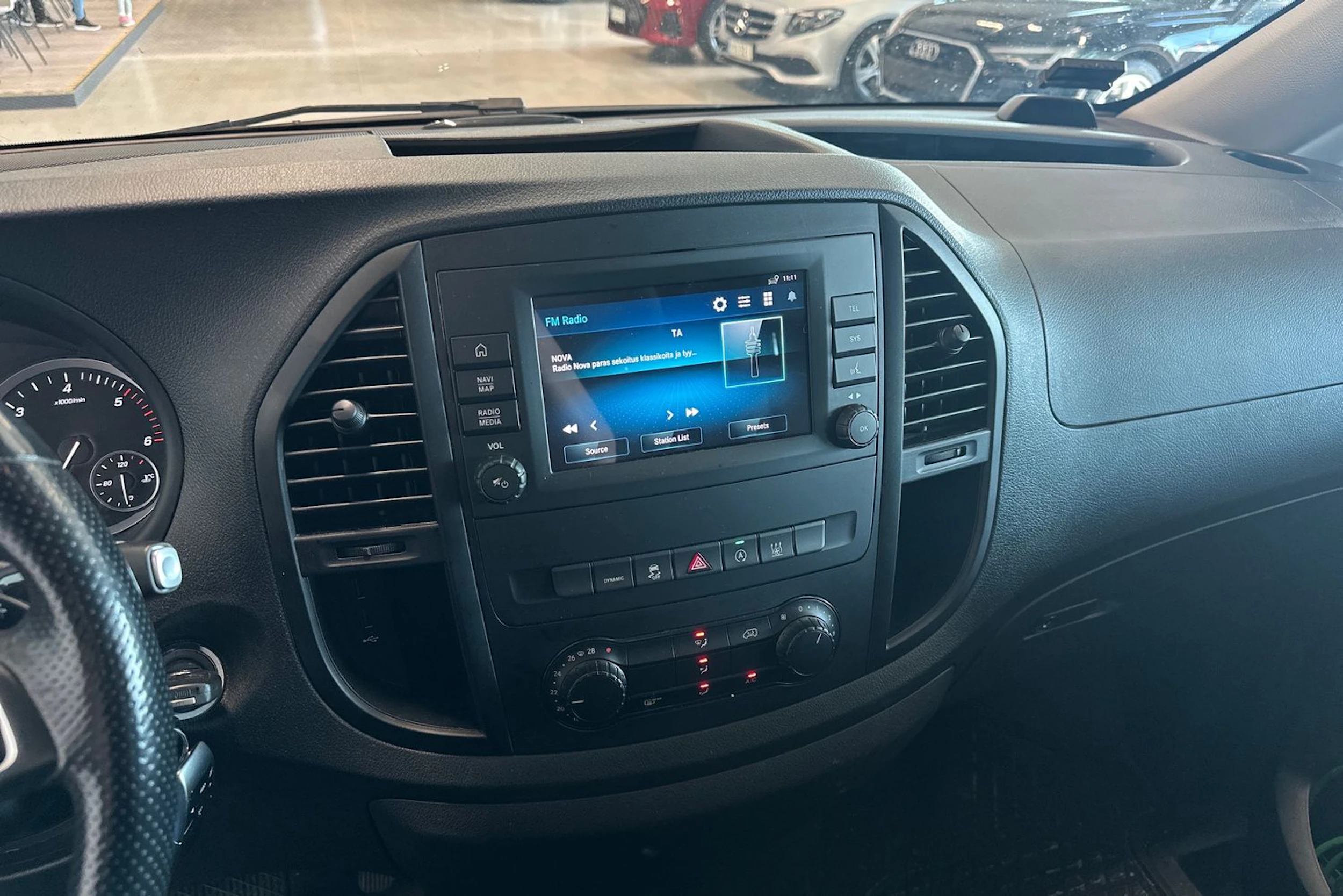 punainen Mercedes-Benz Vito 2021 kuva 5.