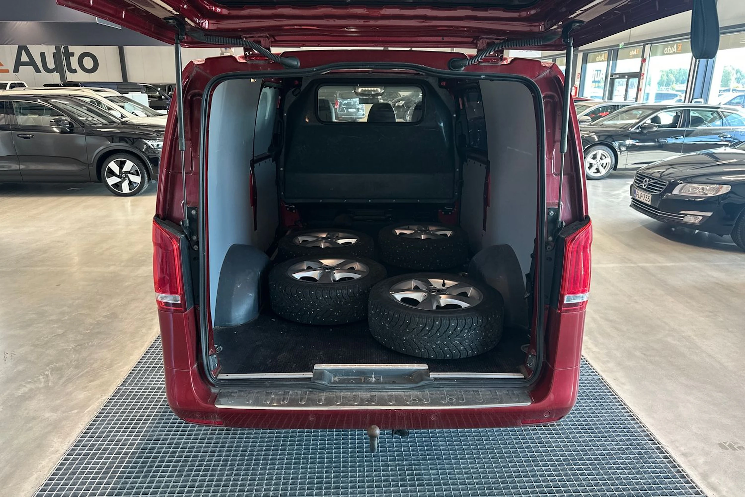 punainen Mercedes-Benz Vito 2021 kuva 6.