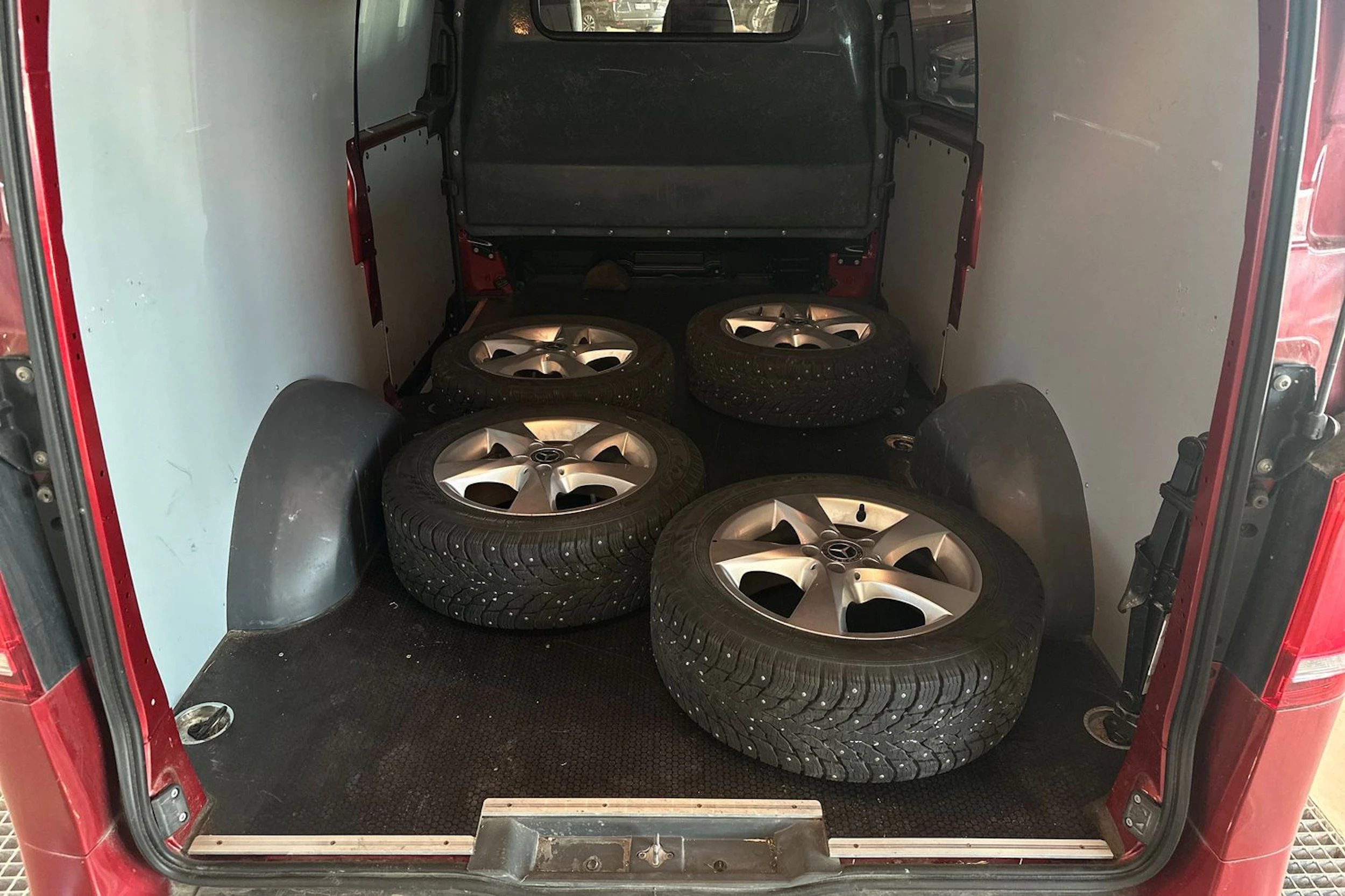 punainen Mercedes-Benz Vito 2021 kuva 7.