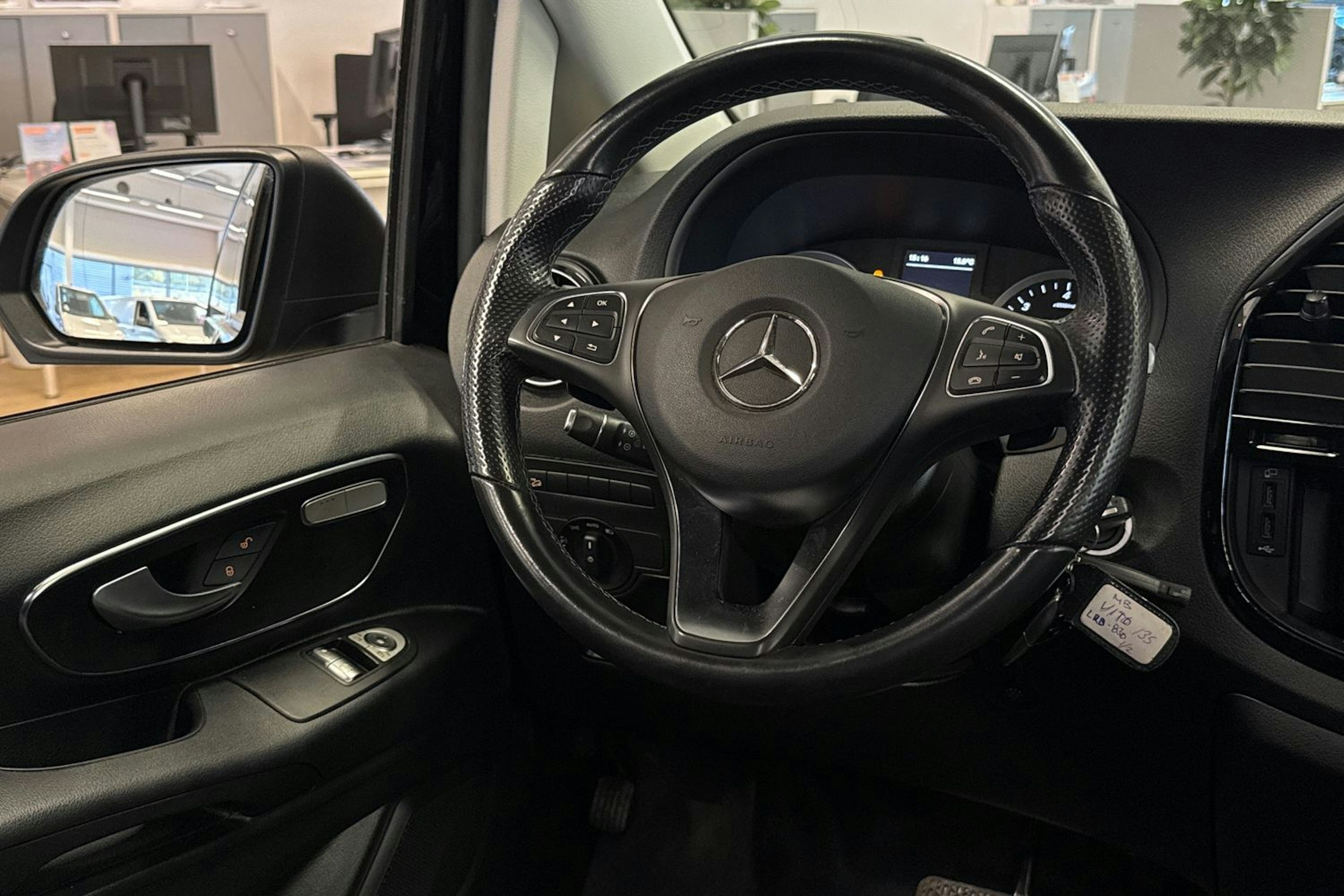 Musta Mercedes-Benz VITO 2021 kuva 14.