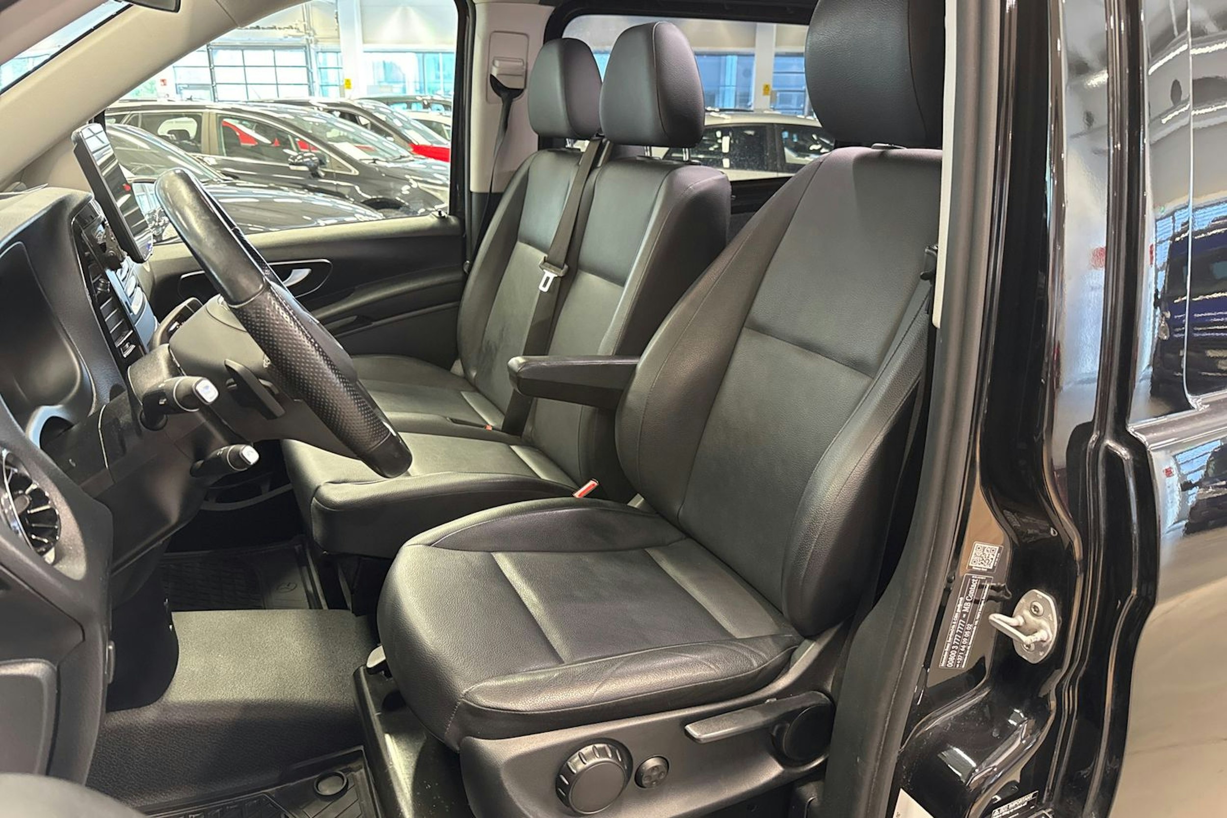 Musta Mercedes-Benz VITO 2021 kuva 16.