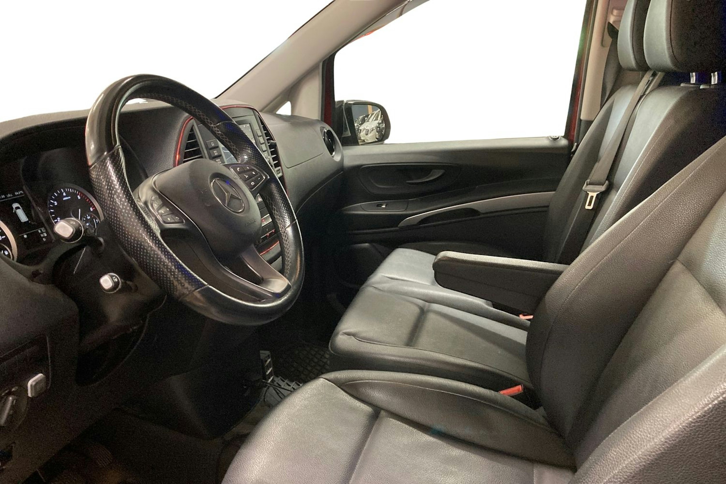punainen Mercedes-Benz Vito 2021 kuva 3.