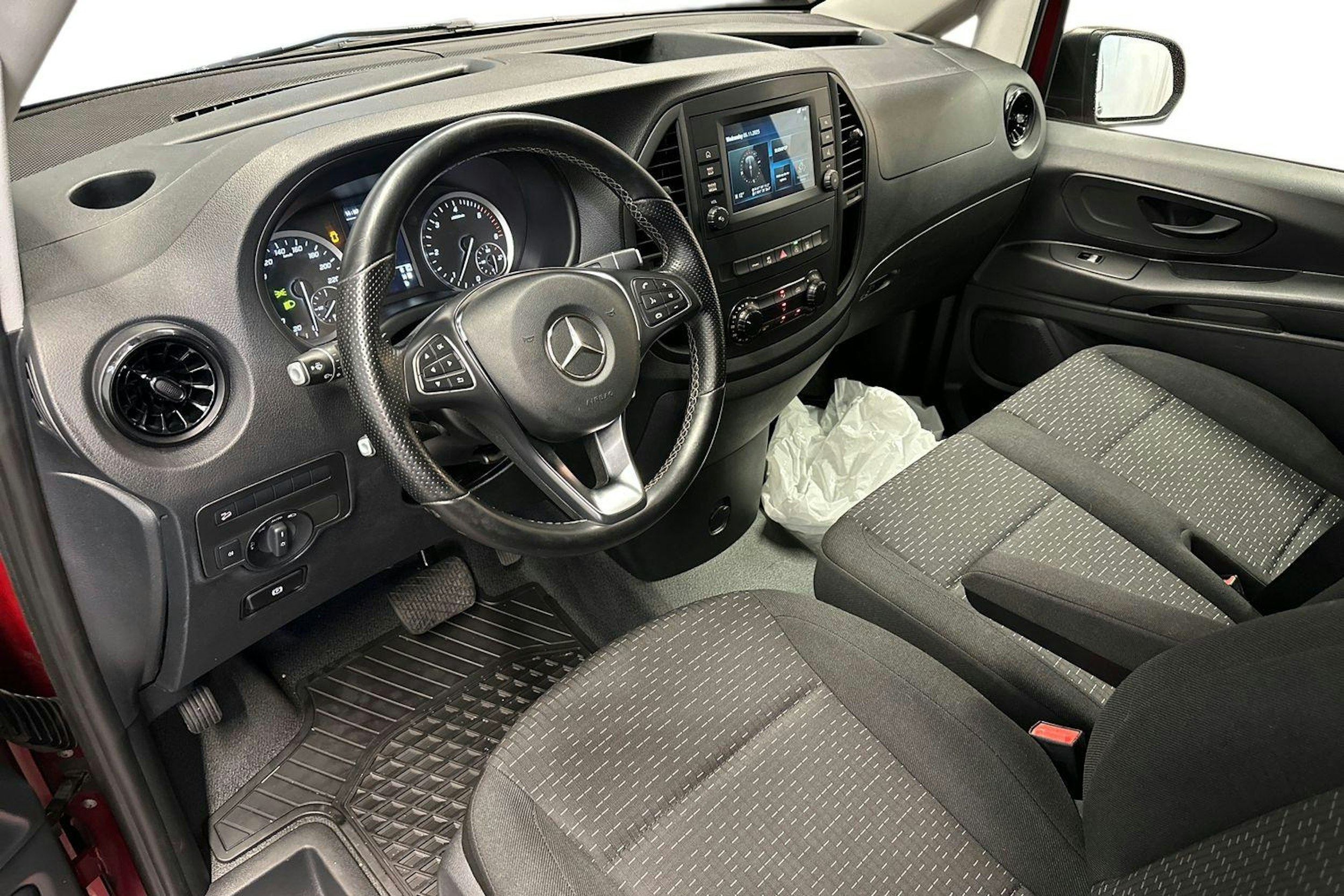 punainen Mercedes-Benz Vito 2021 kuva 3.