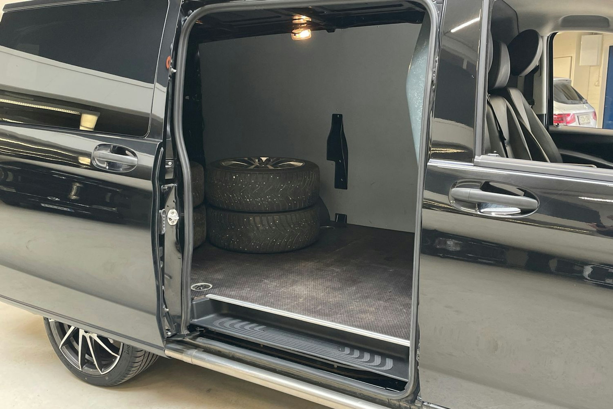 musta Mercedes-Benz Vito 2021 kuva 13.