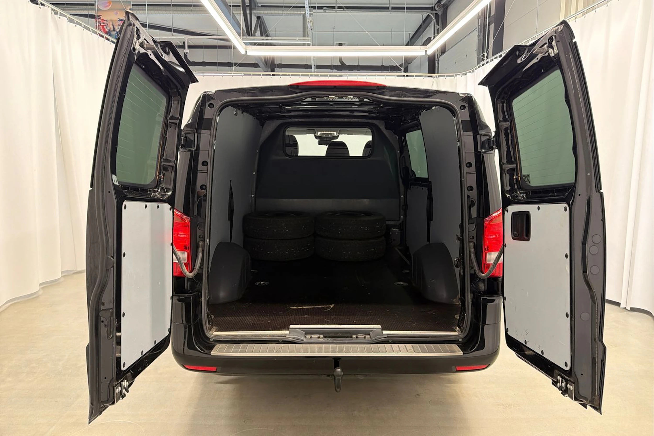 musta Mercedes-Benz Vito 2021 kuva 22.