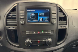 valkoinen Mercedes-Benz Vito 2021 kuva 13.