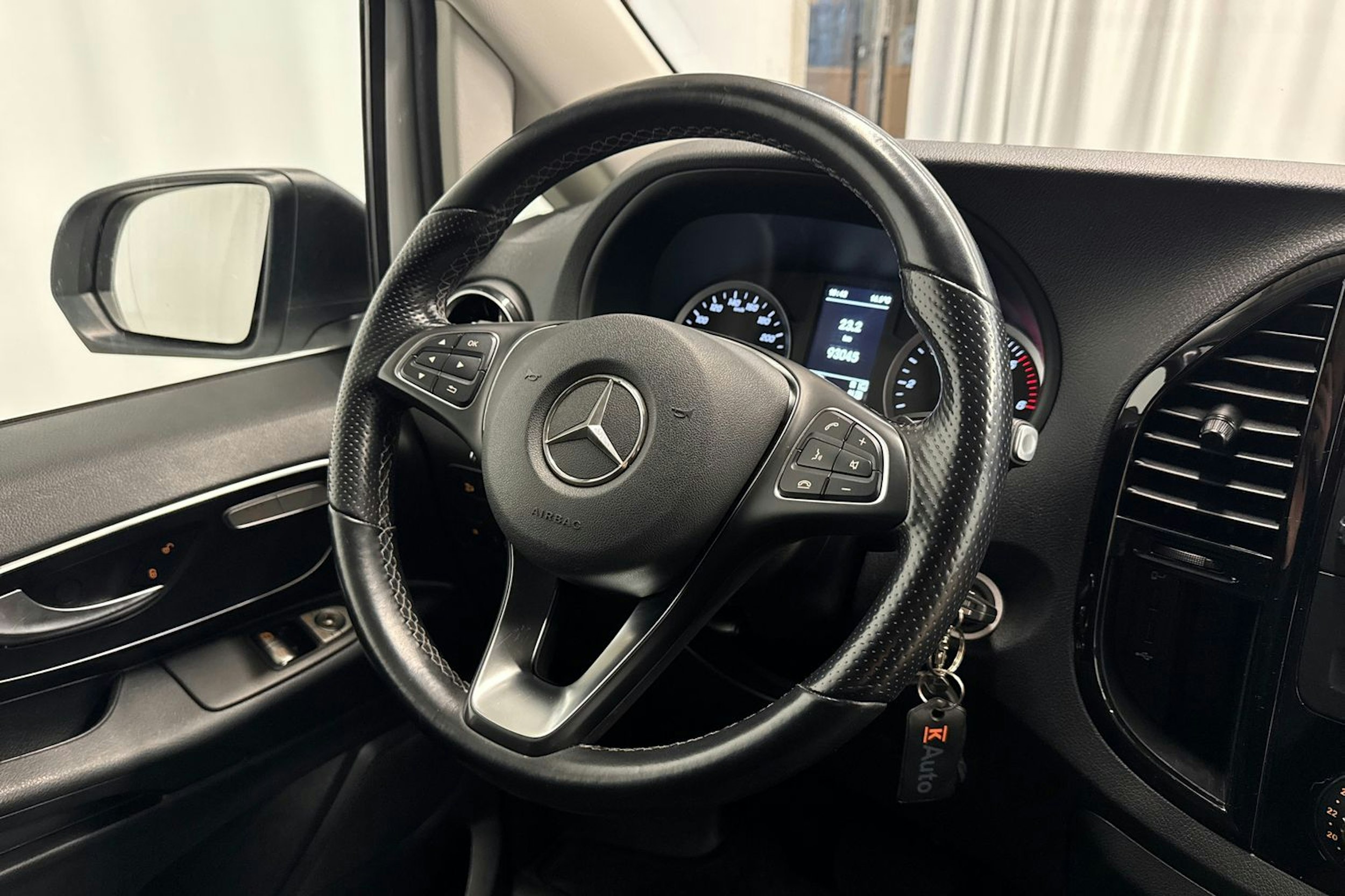 valkoinen Mercedes-Benz Vito 2021 kuva 13.