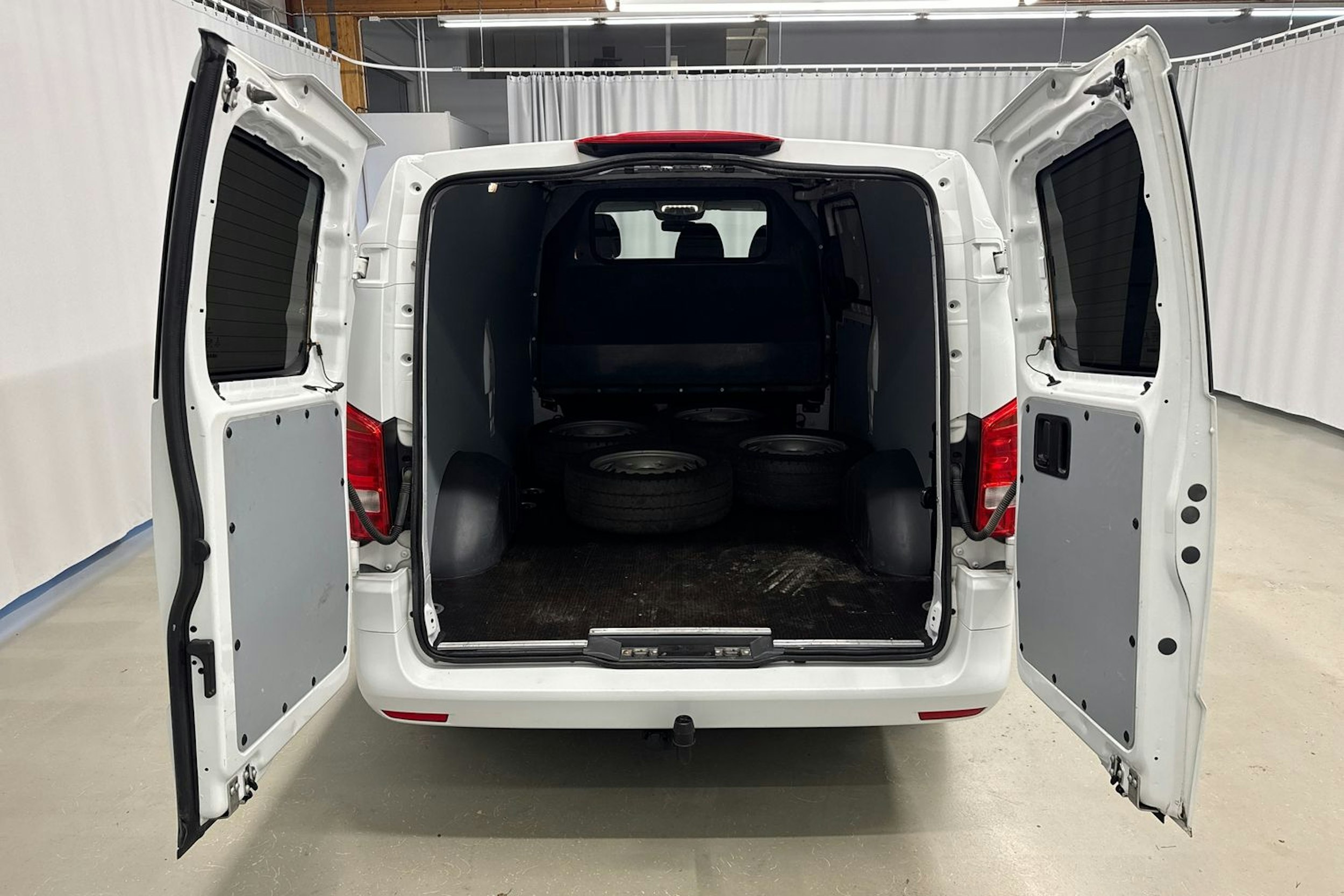 valkoinen Mercedes-Benz Vito 2021 kuva 25.