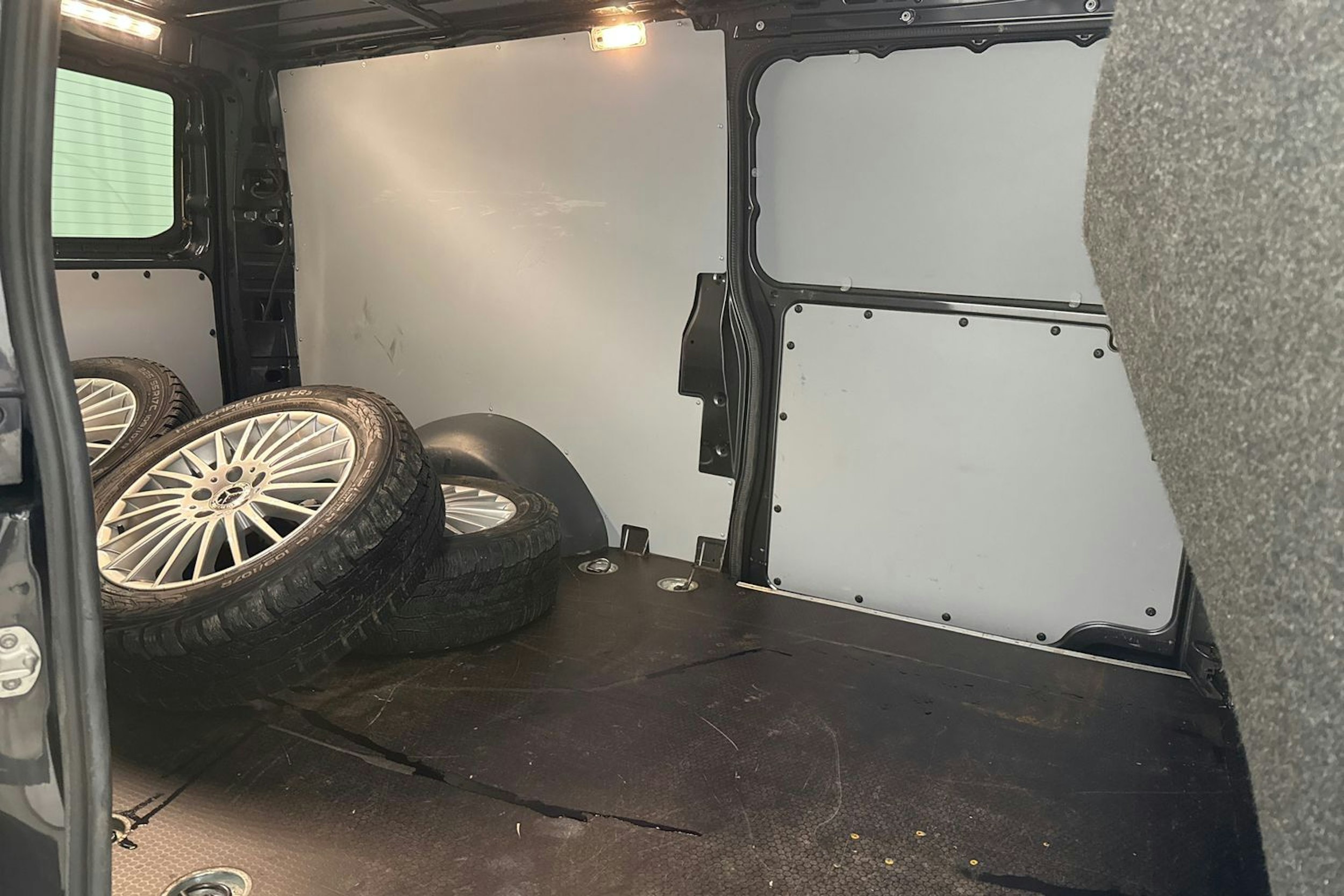 harmaa Mercedes-Benz Vito 2021 kuva 28.