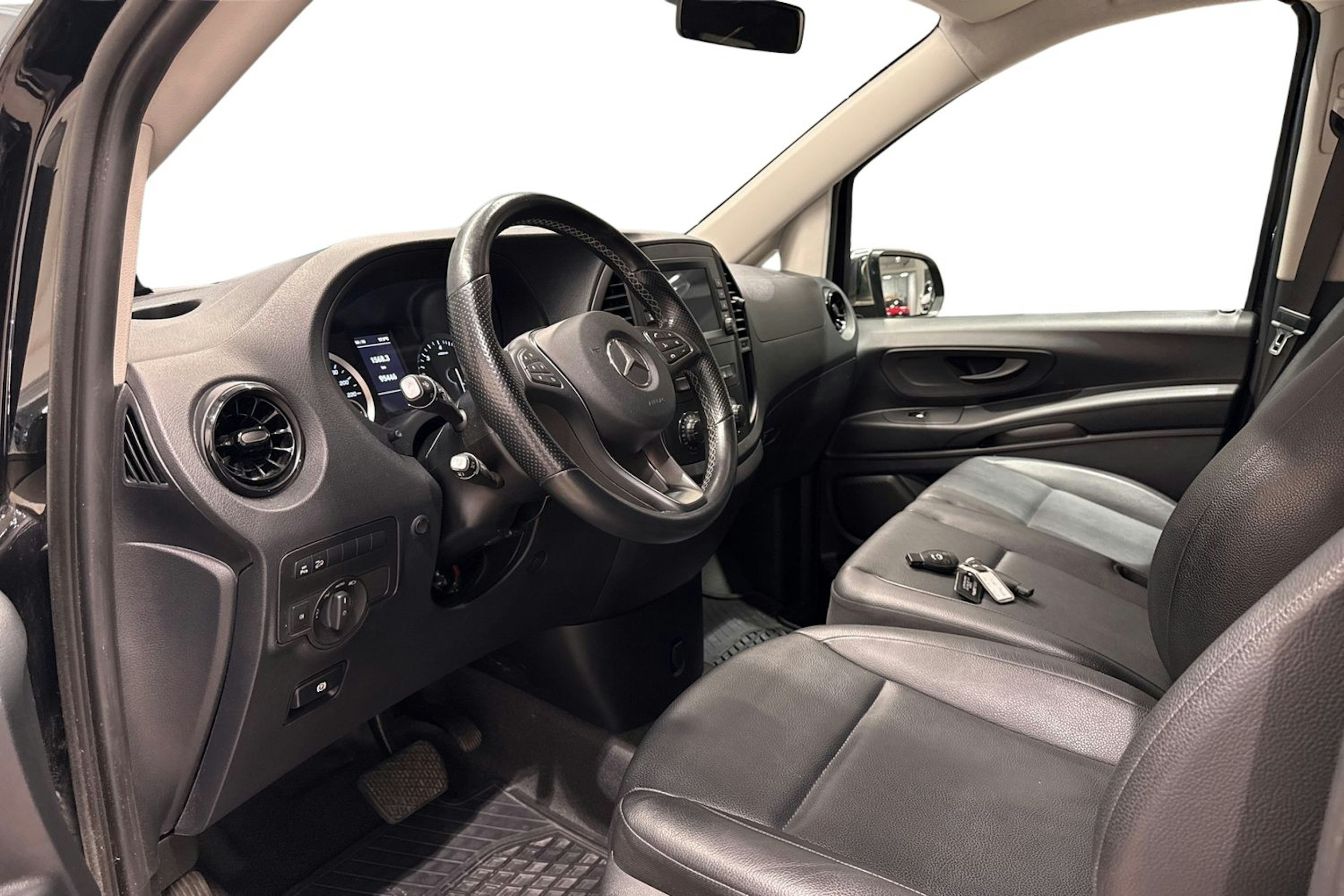 musta Mercedes-Benz Vito 2021 kuva 7.