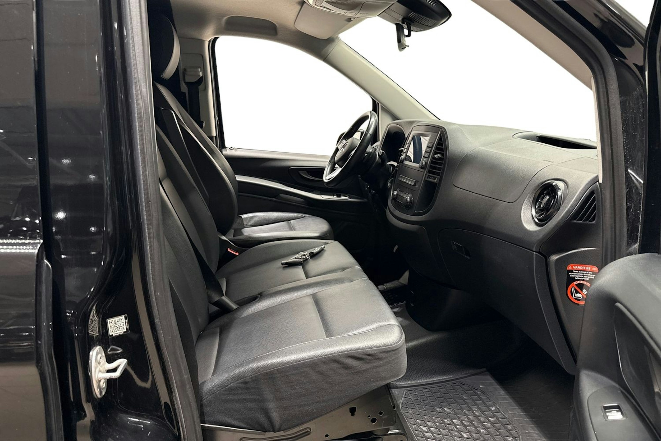 musta Mercedes-Benz Vito 2021 kuva 10.