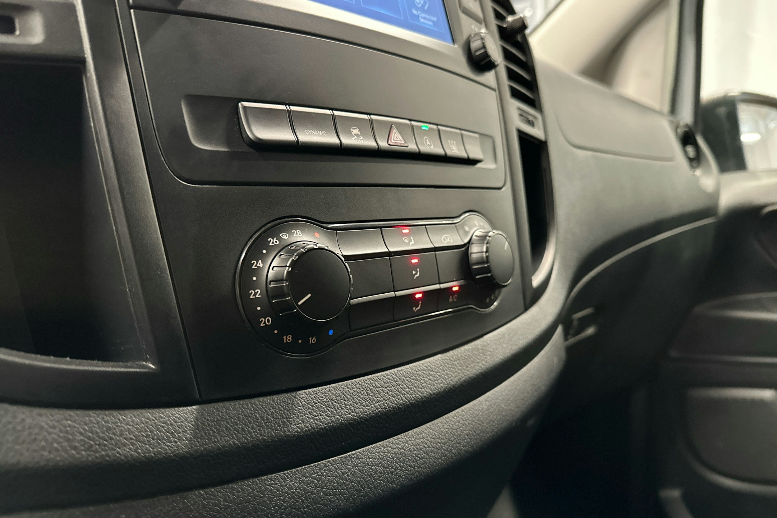 valkoinen Mercedes-Benz Vito 2022 kuva 14.