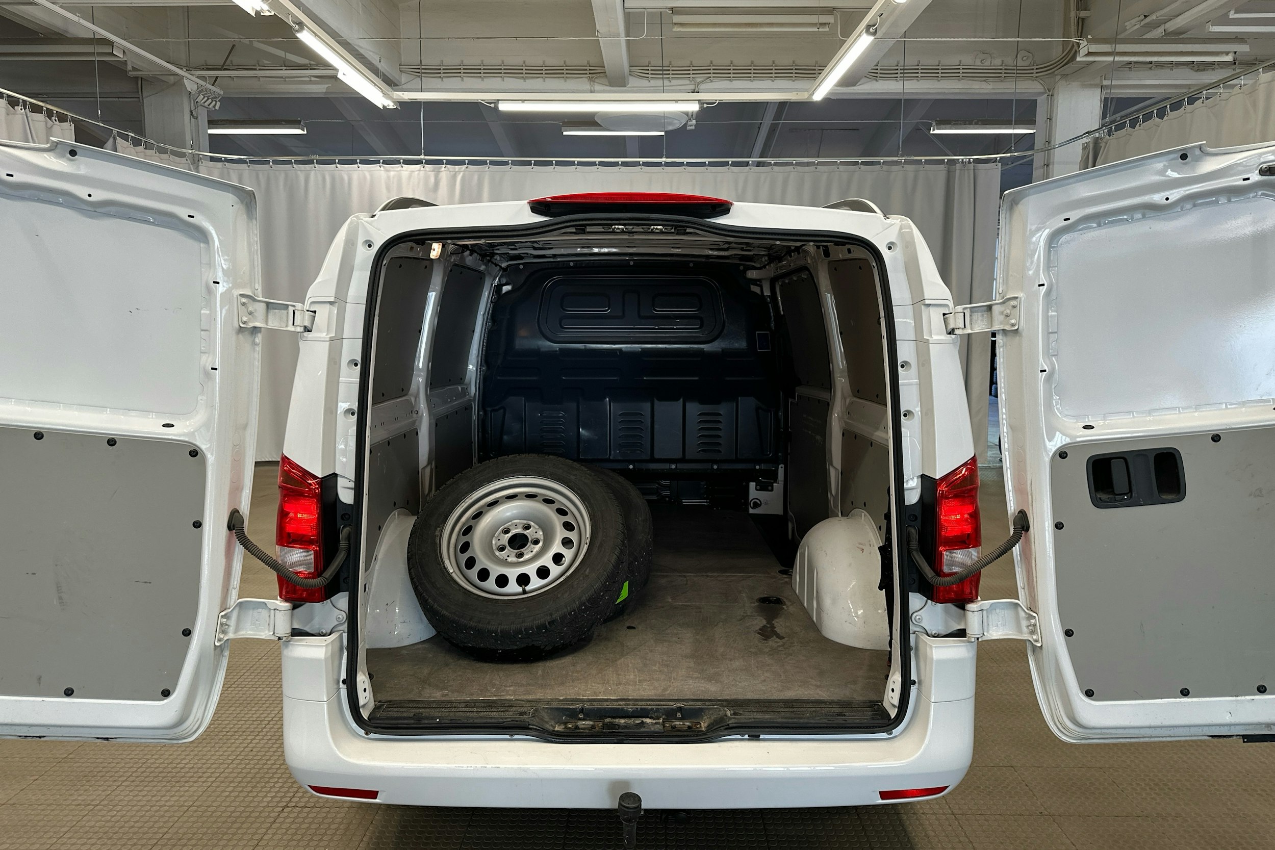 valkoinen Mercedes-Benz Vito 2022 kuva 17.