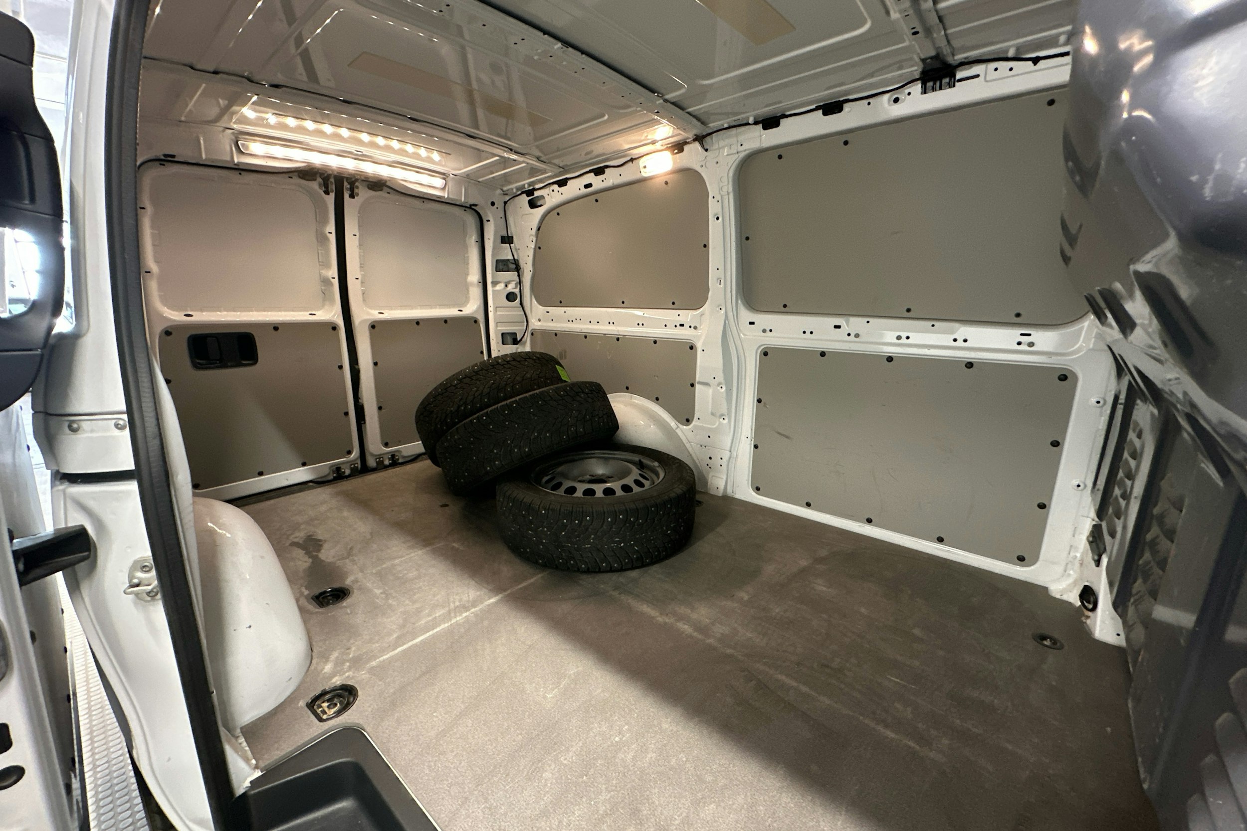 valkoinen Mercedes-Benz Vito 2022 kuva 18.