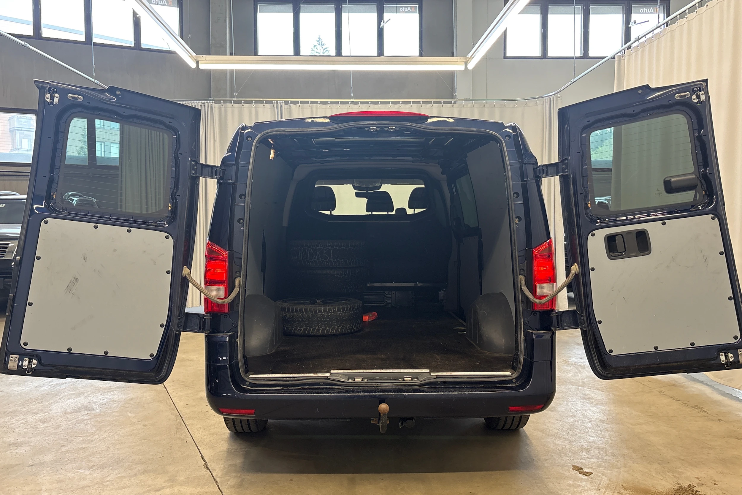 sininen Mercedes-Benz Vito 2022 kuva 19.