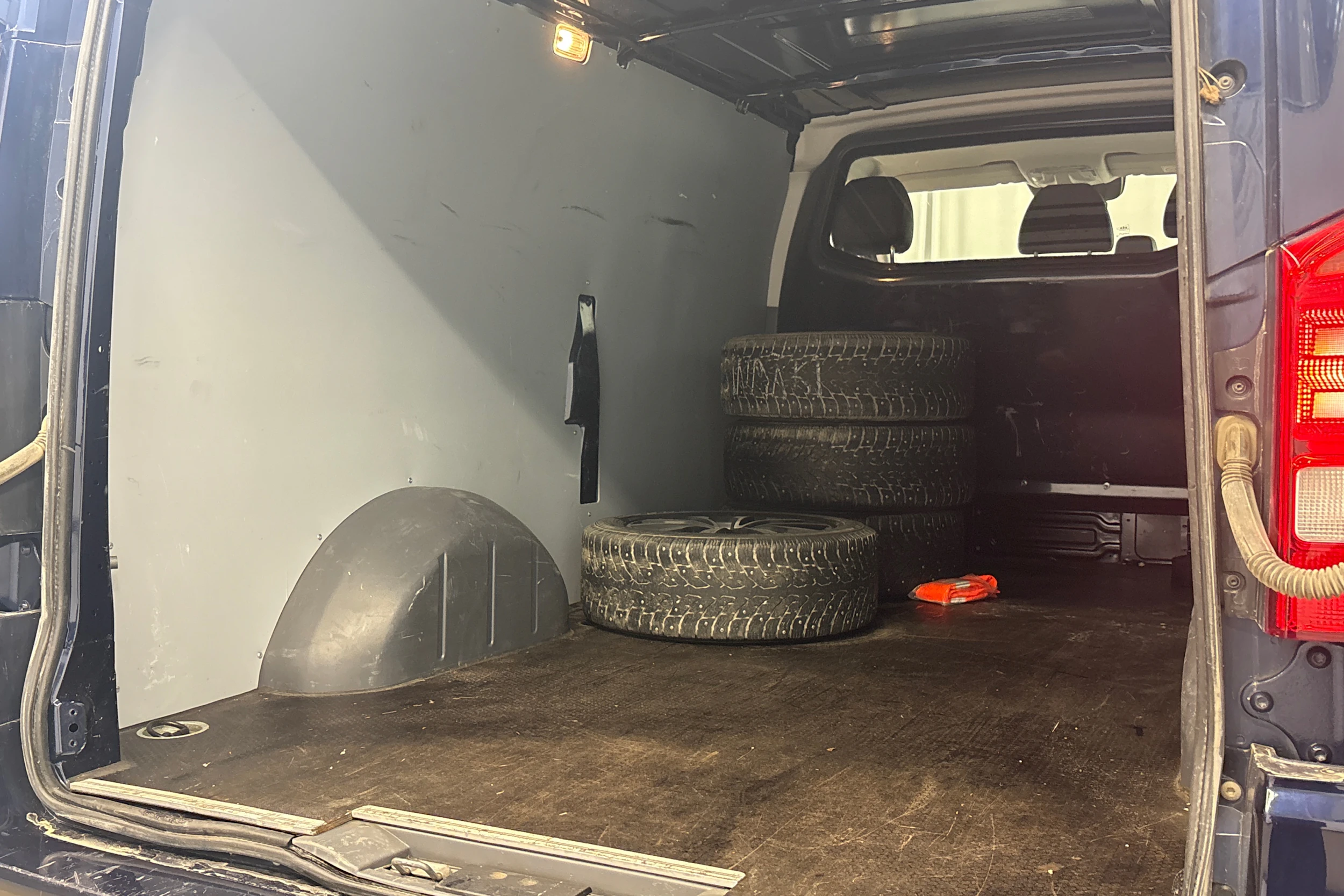 sininen Mercedes-Benz Vito 2022 kuva 20.