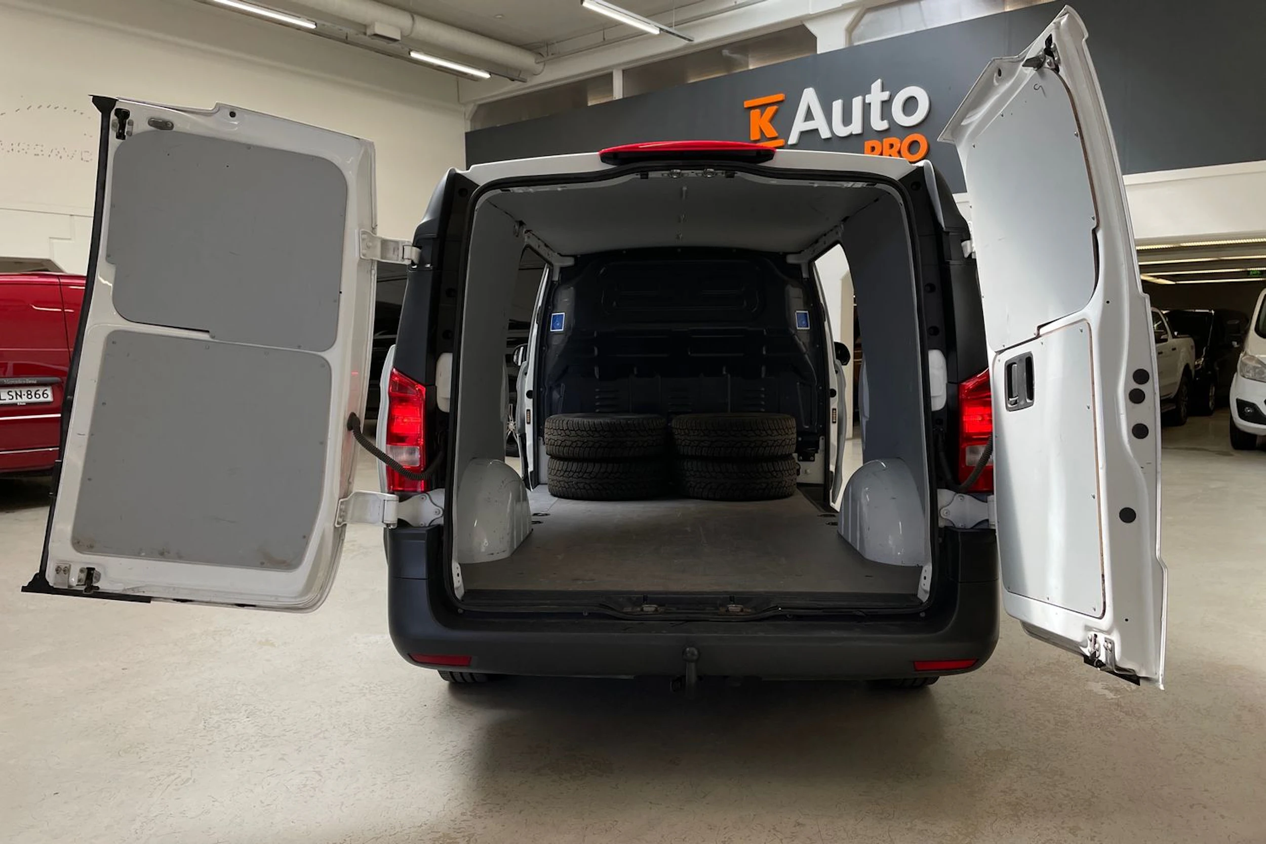 valkoinen Mercedes-Benz Vito 2022 kuva 18.